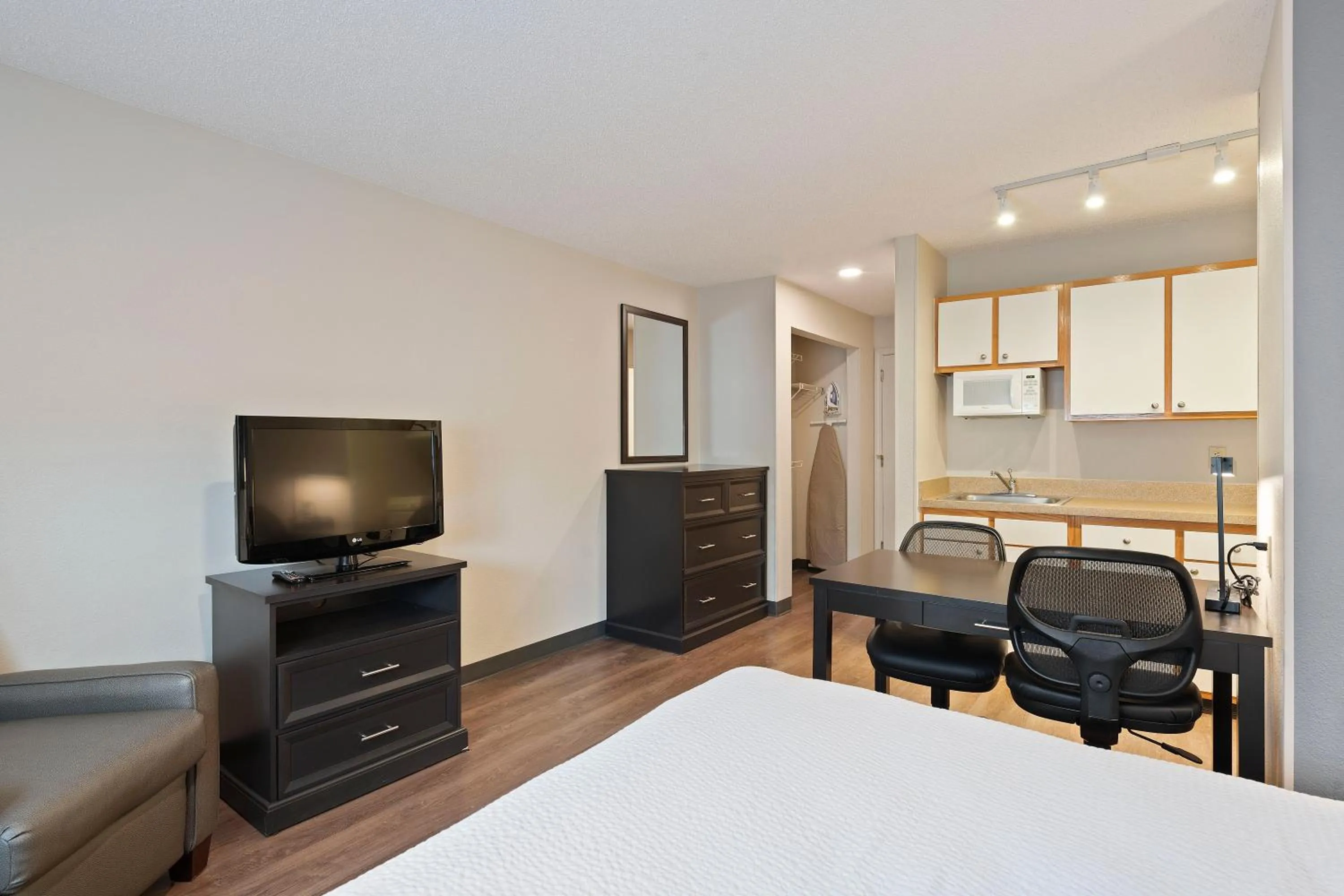 Bed, TV/Entertainment Center in Extended Stay America Select Suites - Charlotte - University Place - E McCullough Dr