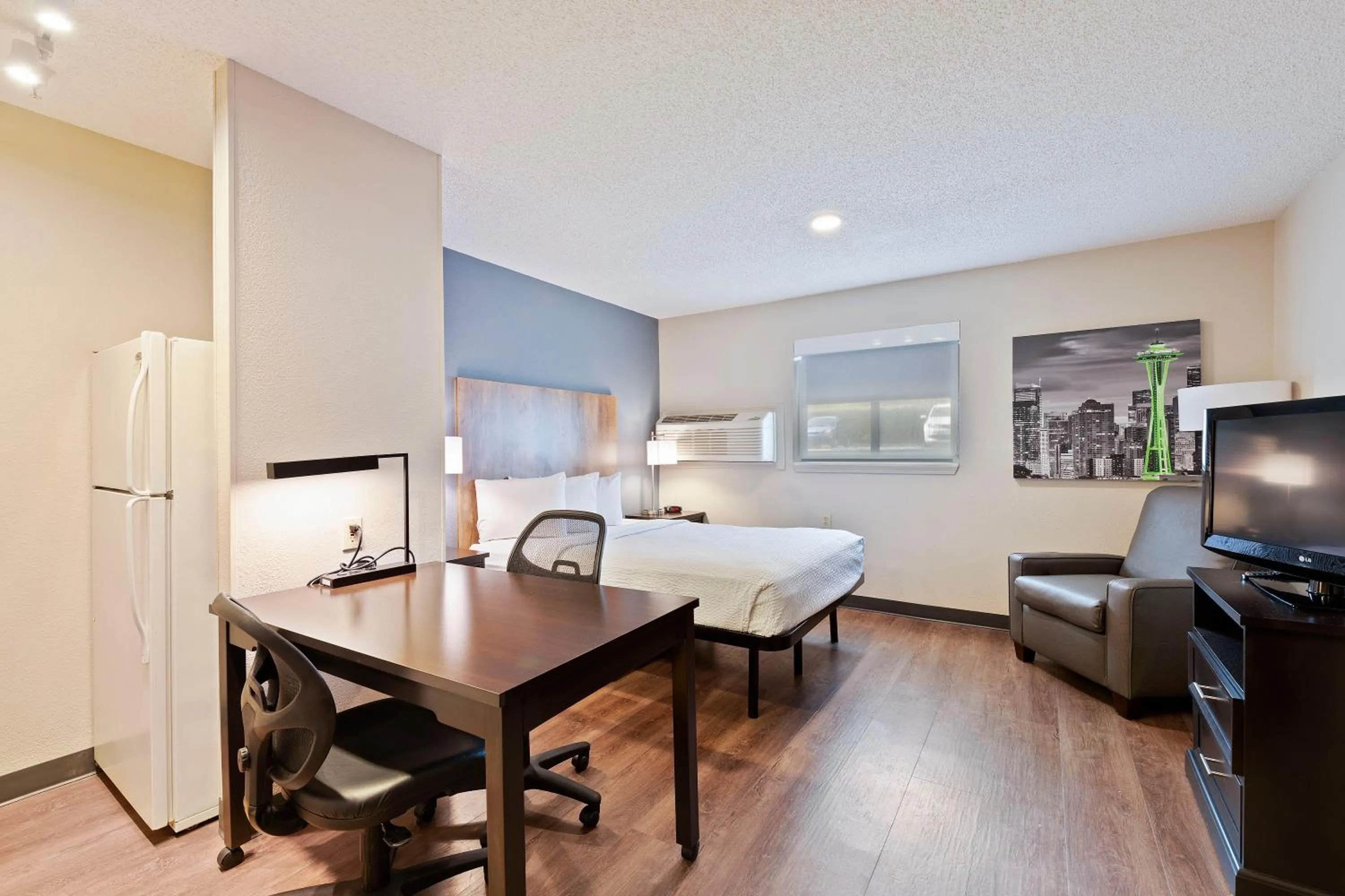 Bed in Extended Stay America Select Suites - Charlotte - University Place - E McCullough Dr