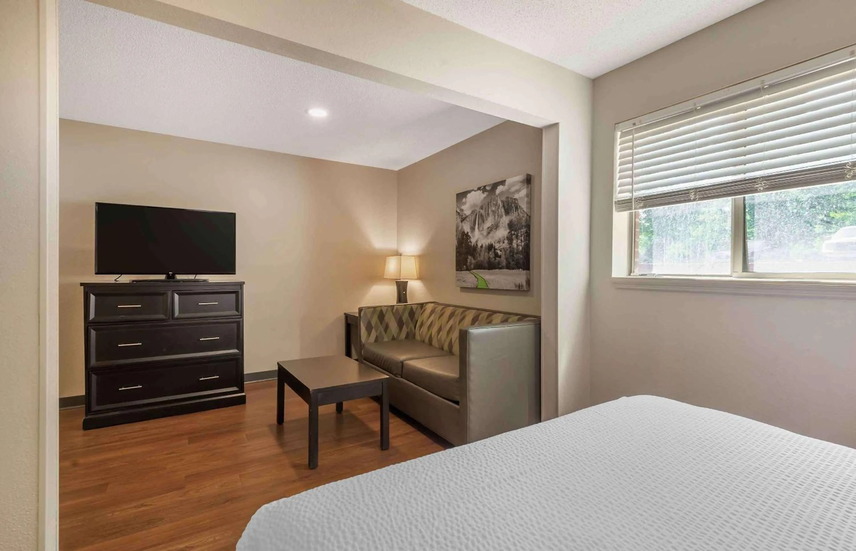 Bedroom, TV/Entertainment Center in Extended Stay America Select Suites - Charlotte - University Place - E McCullough Dr