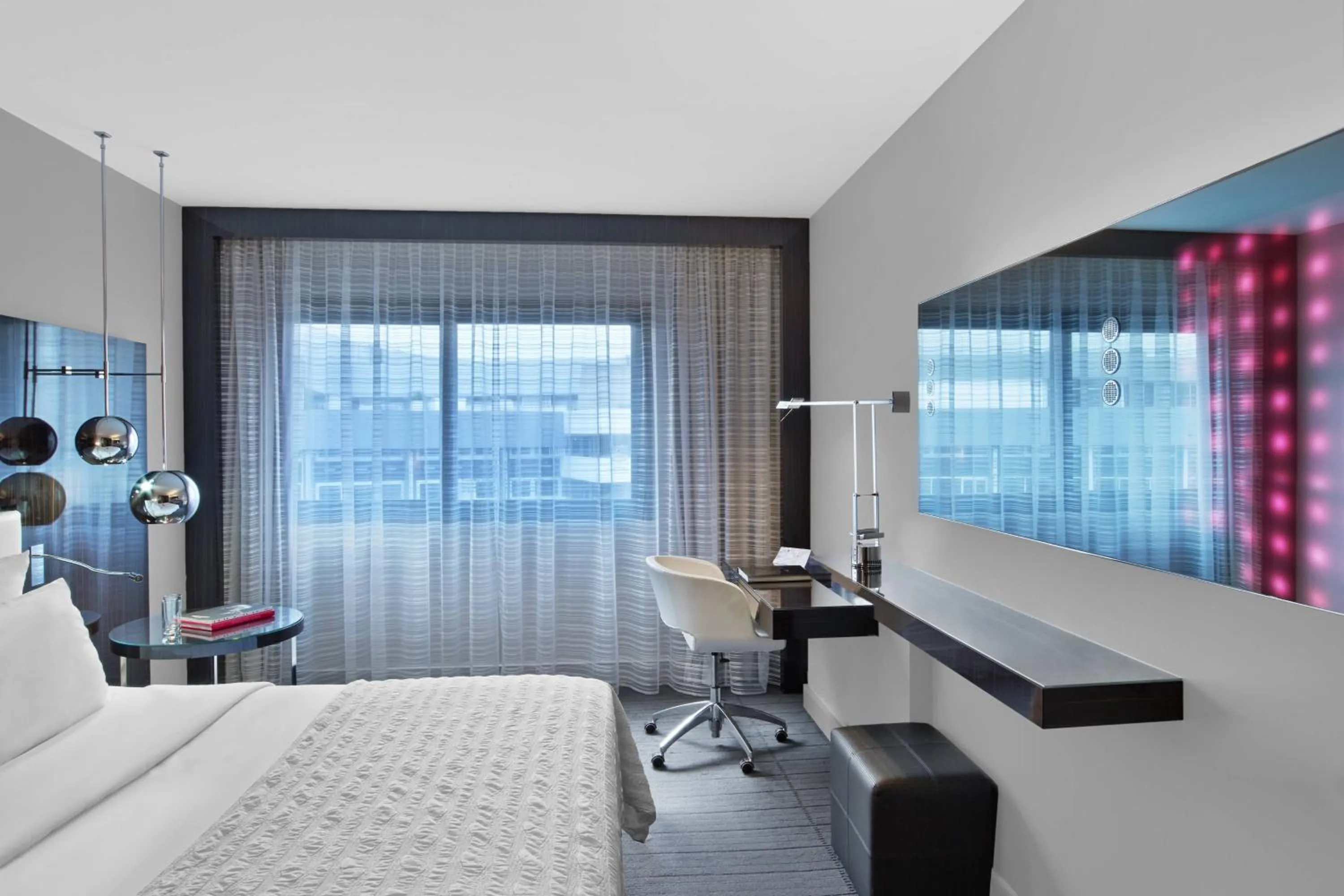 Photo of the whole room, Bed in Le Méridien Paris Arc De Triomphe