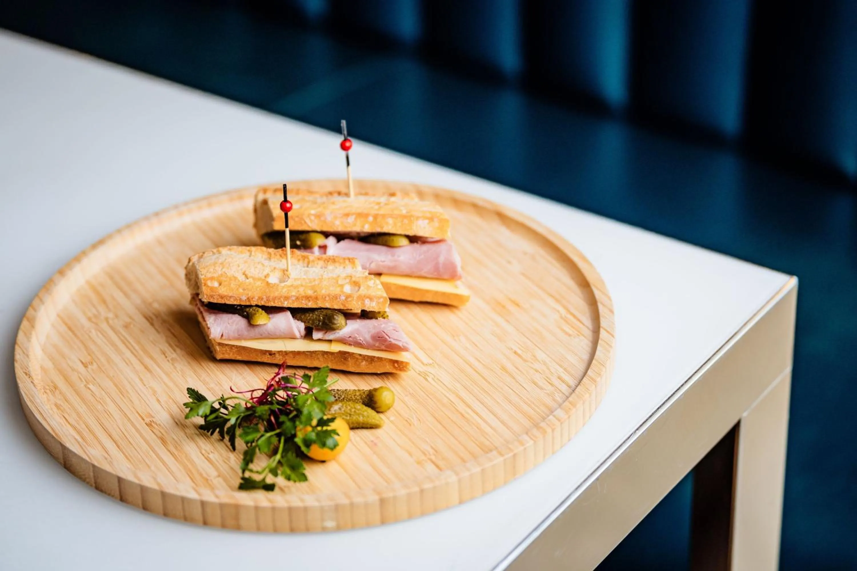 Restaurant/places to eat in Le Méridien Paris Arc De Triomphe