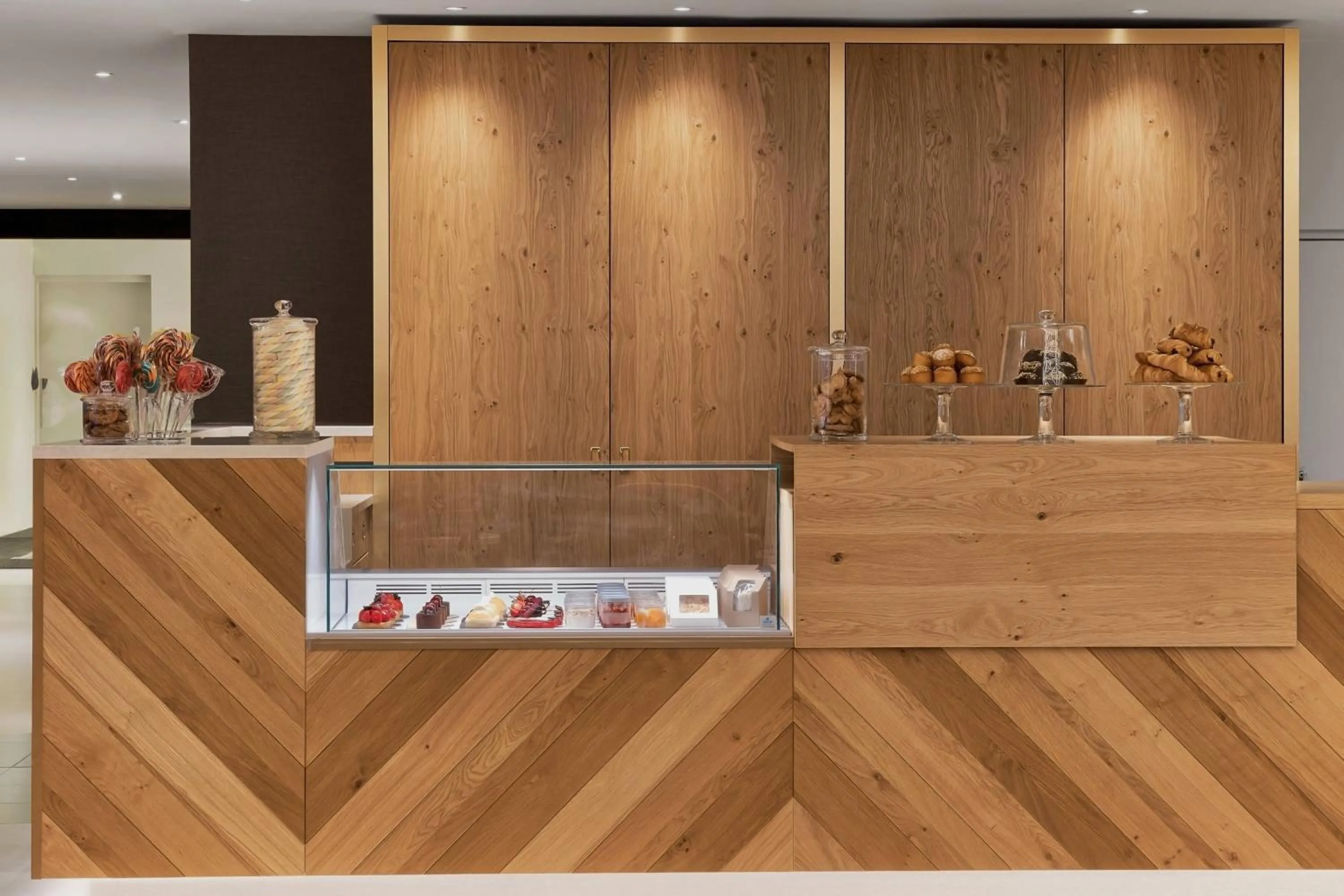 Restaurant/places to eat in Le Méridien Paris Arc De Triomphe