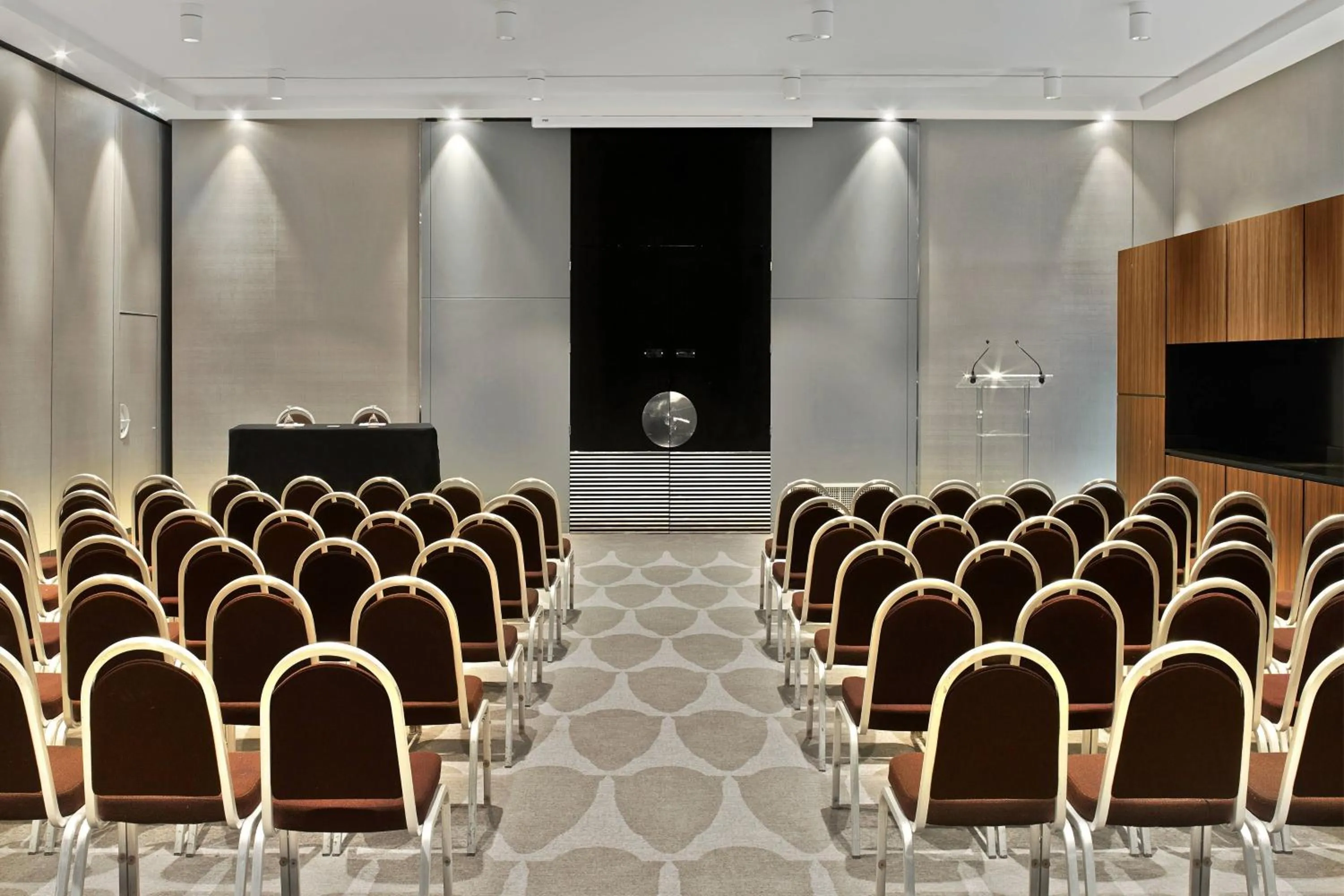 Entertainment in Le Méridien Paris Arc De Triomphe