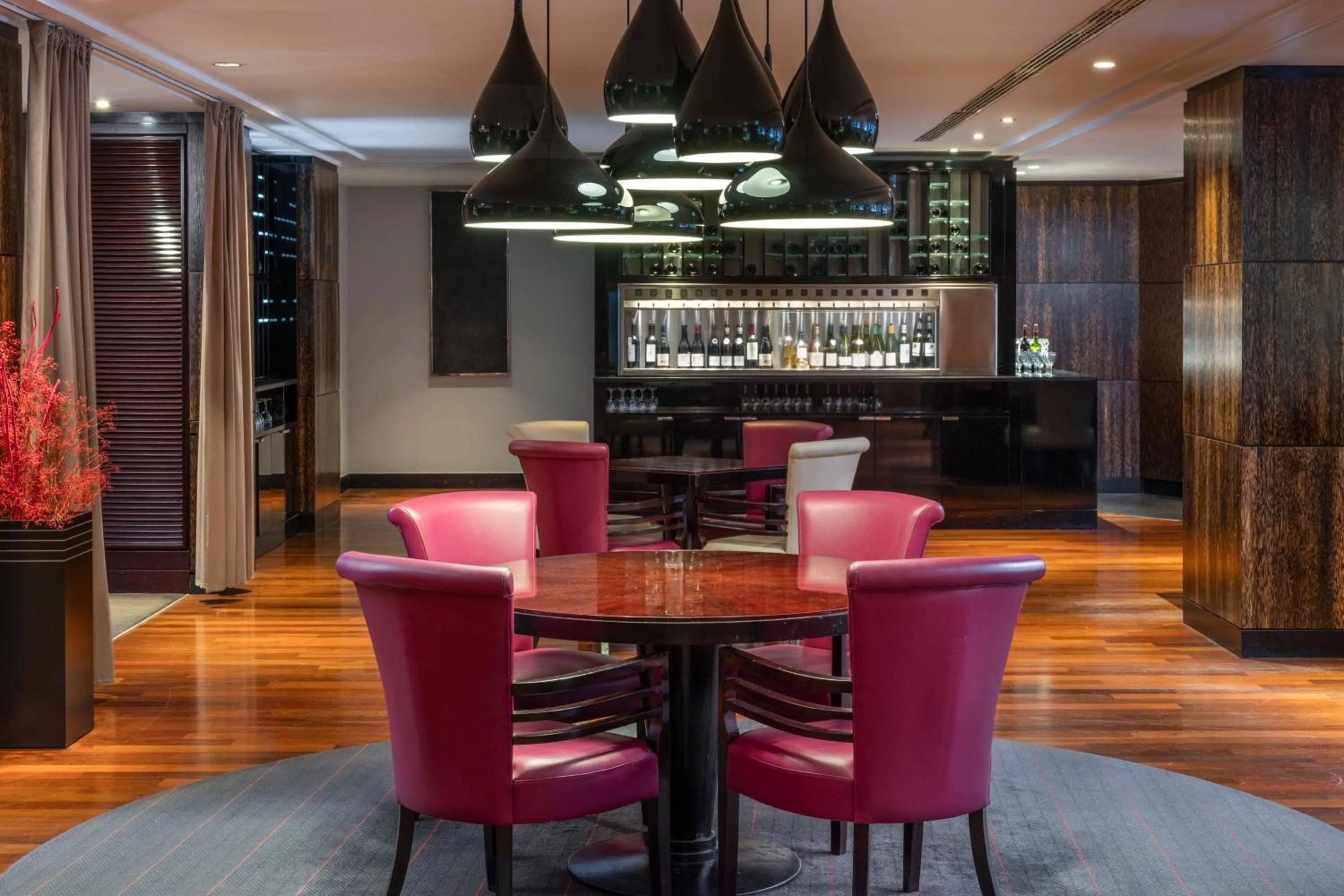 Restaurant/places to eat in Le Méridien Paris Arc De Triomphe