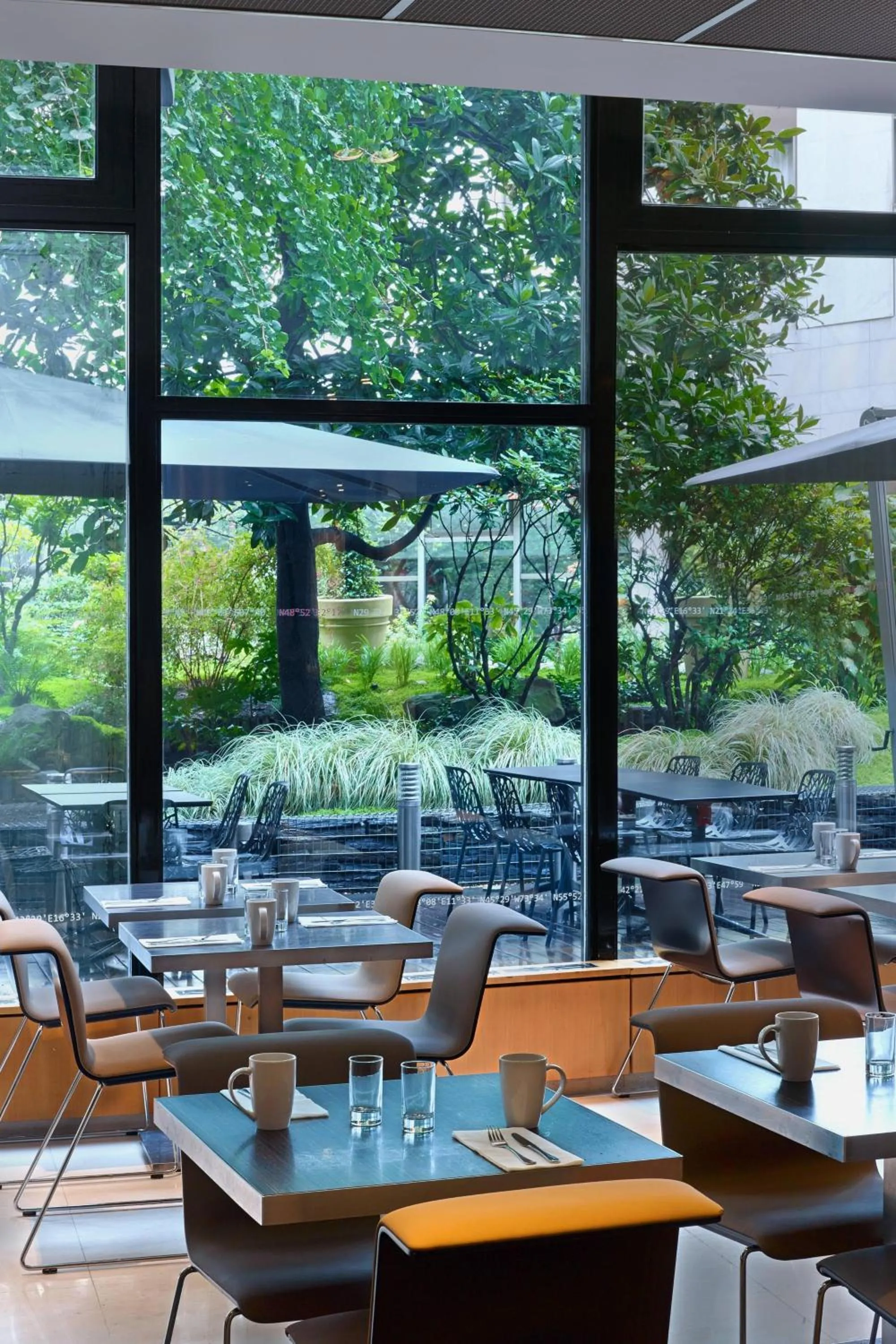 Restaurant/places to eat in Le Méridien Paris Arc De Triomphe