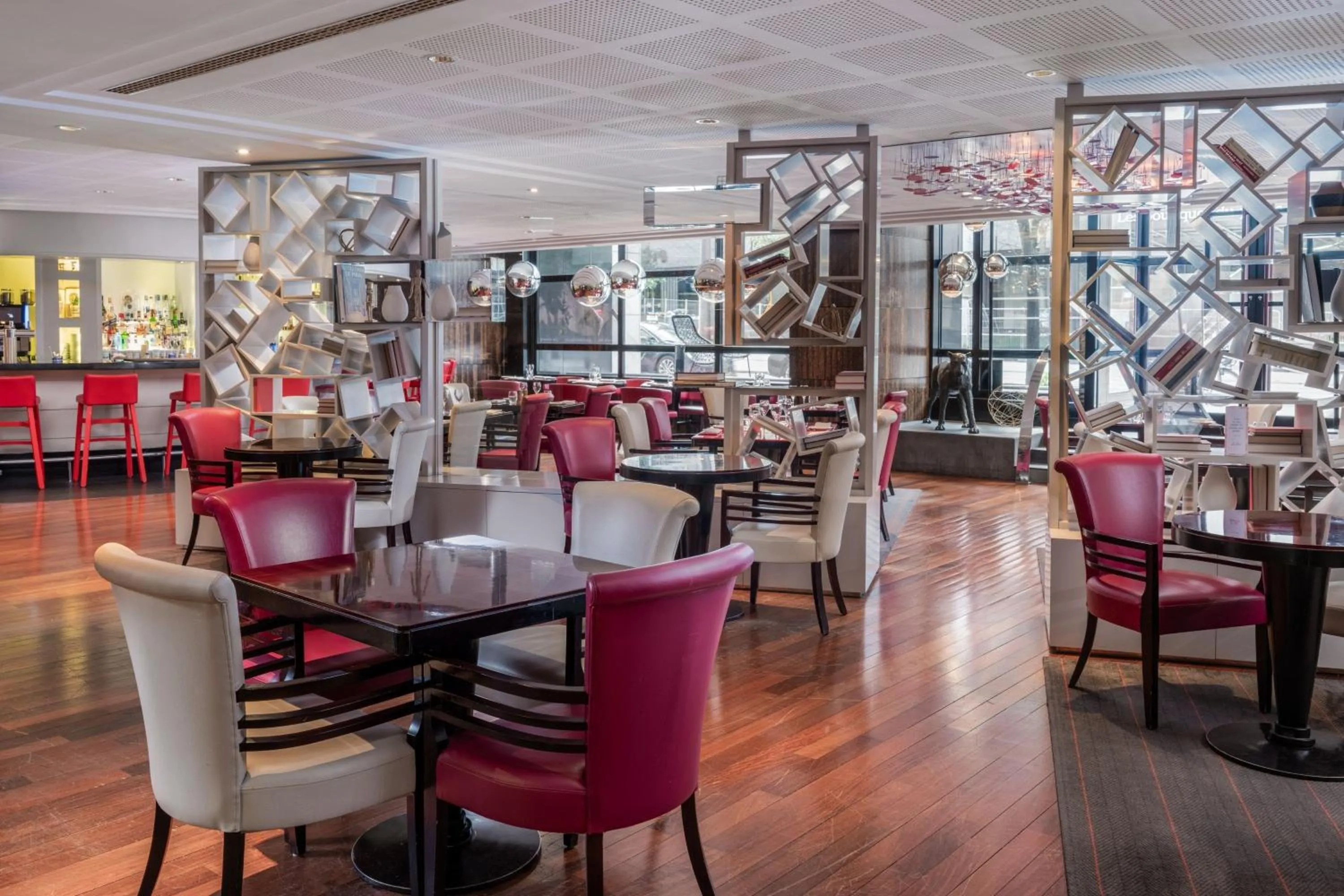 Restaurant/places to eat in Le Méridien Paris Arc De Triomphe