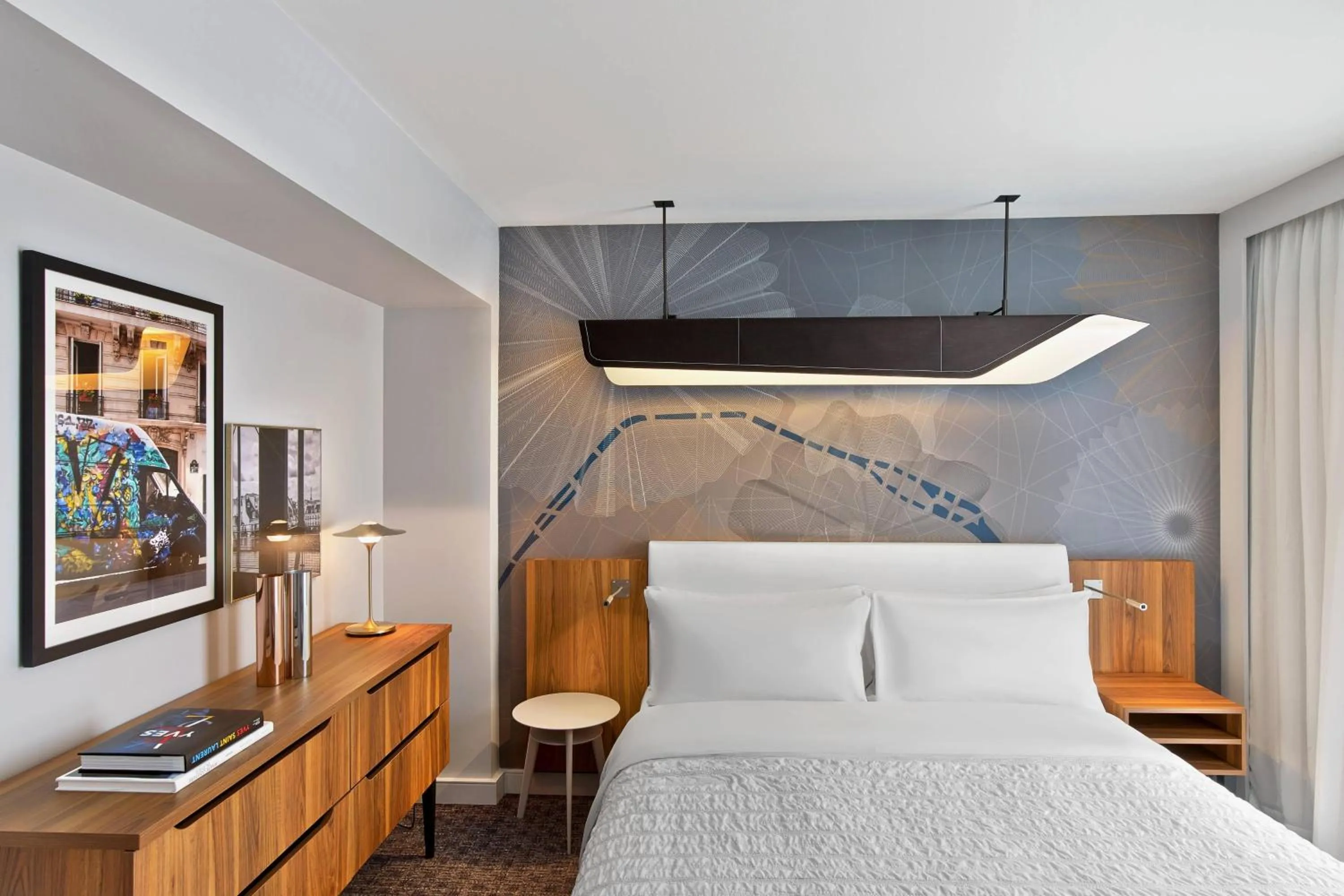 Photo of the whole room, Bed in Le Méridien Paris Arc De Triomphe