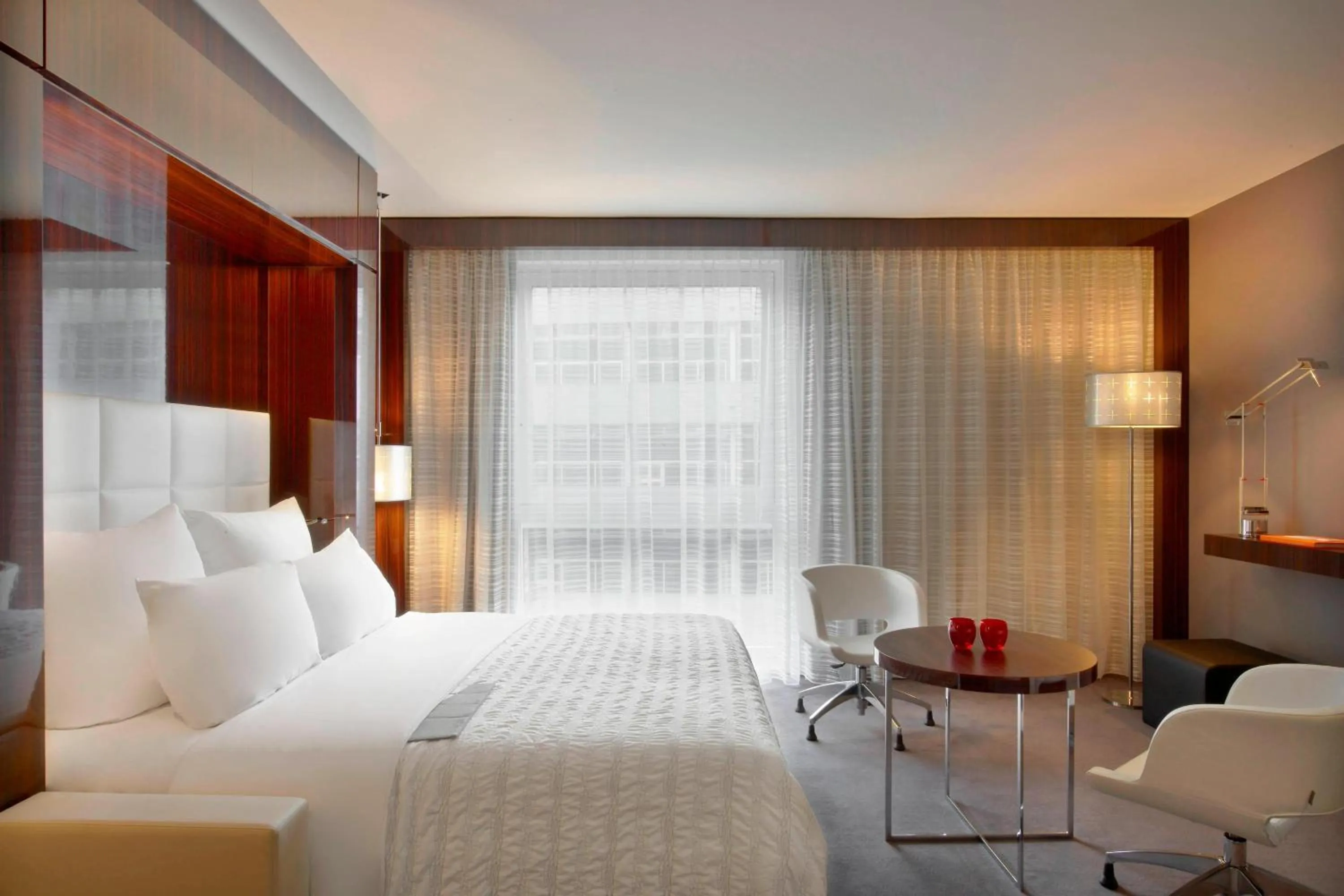 Photo of the whole room, Bed in Le Méridien Paris Arc De Triomphe