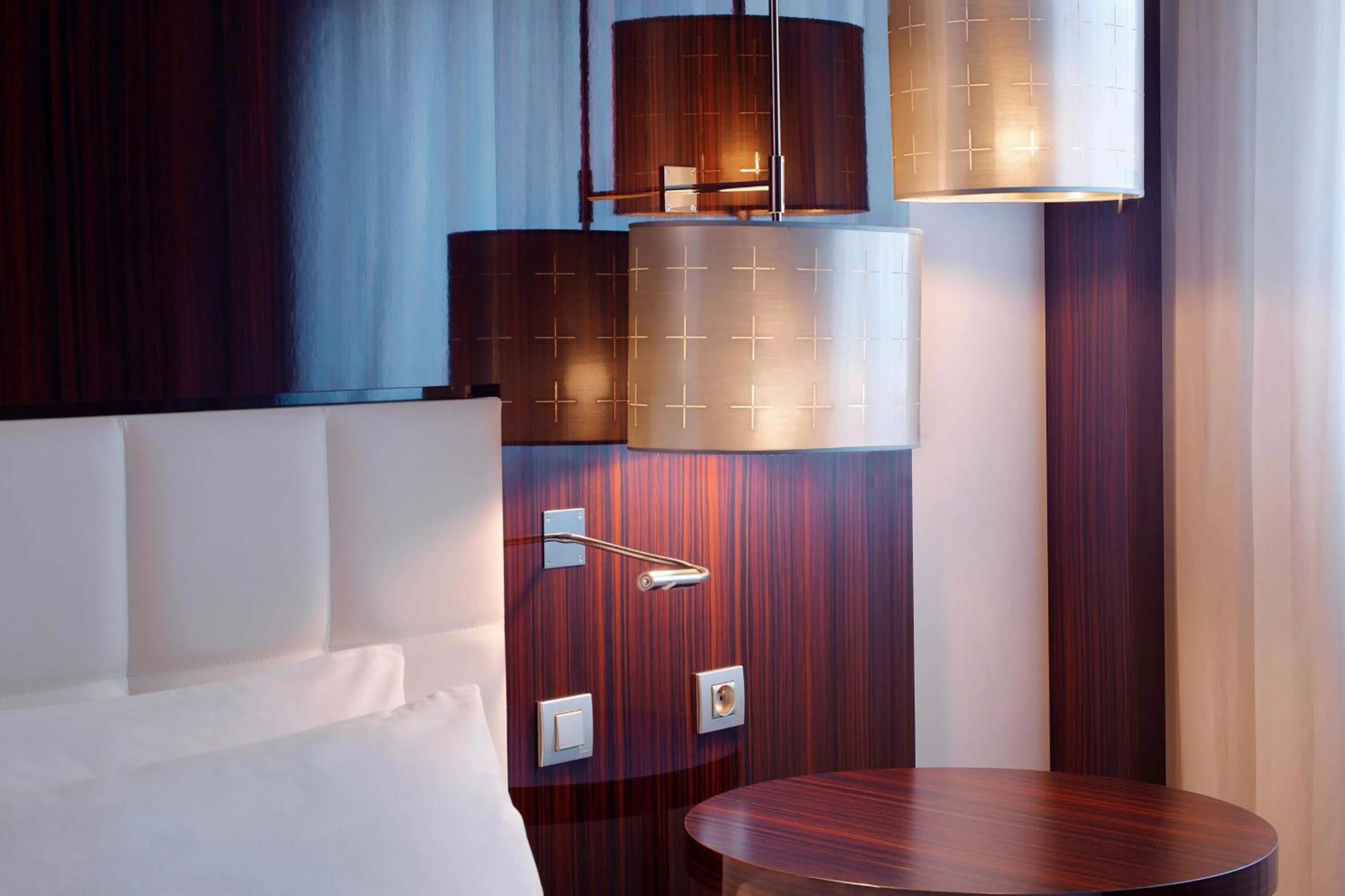 Photo of the whole room, Bed in Le Méridien Paris Arc De Triomphe