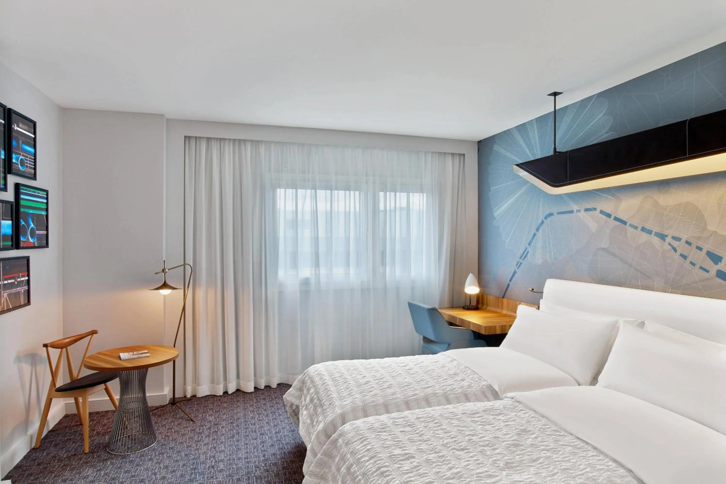 Photo of the whole room, Bed in Le Méridien Paris Arc De Triomphe