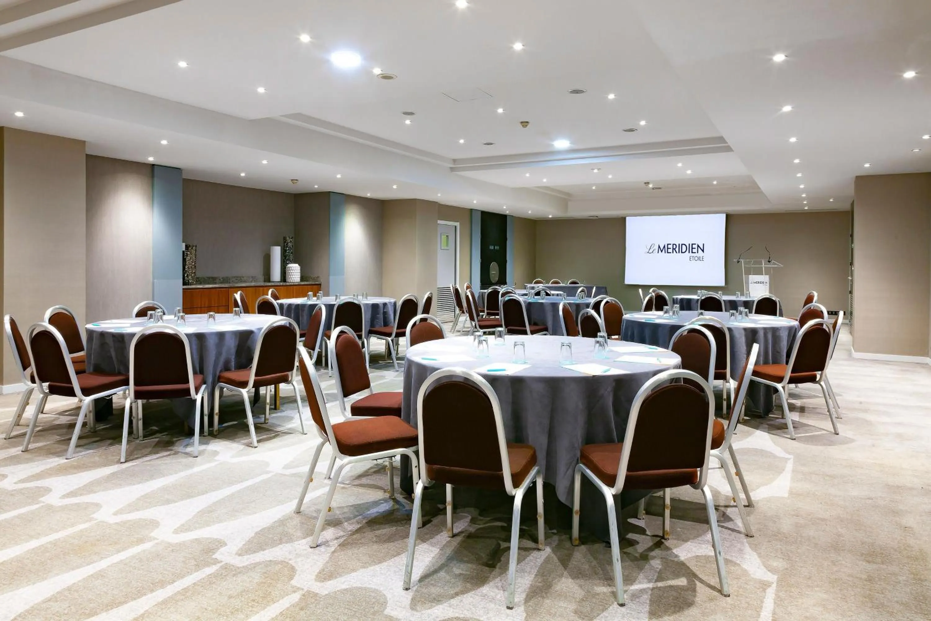 Lounge or bar in Le Méridien Paris Arc De Triomphe