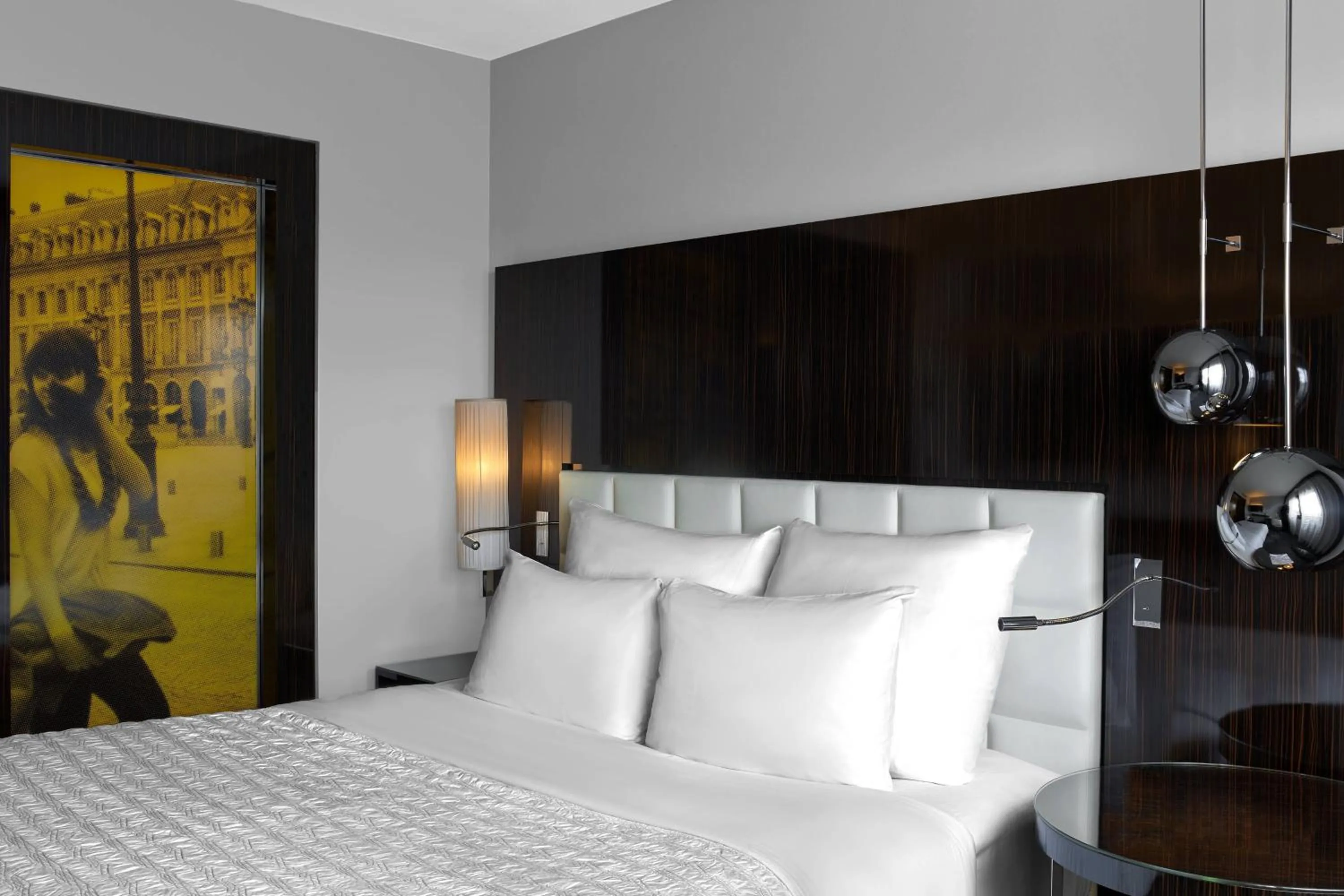 Photo of the whole room, Bed in Le Méridien Paris Arc De Triomphe