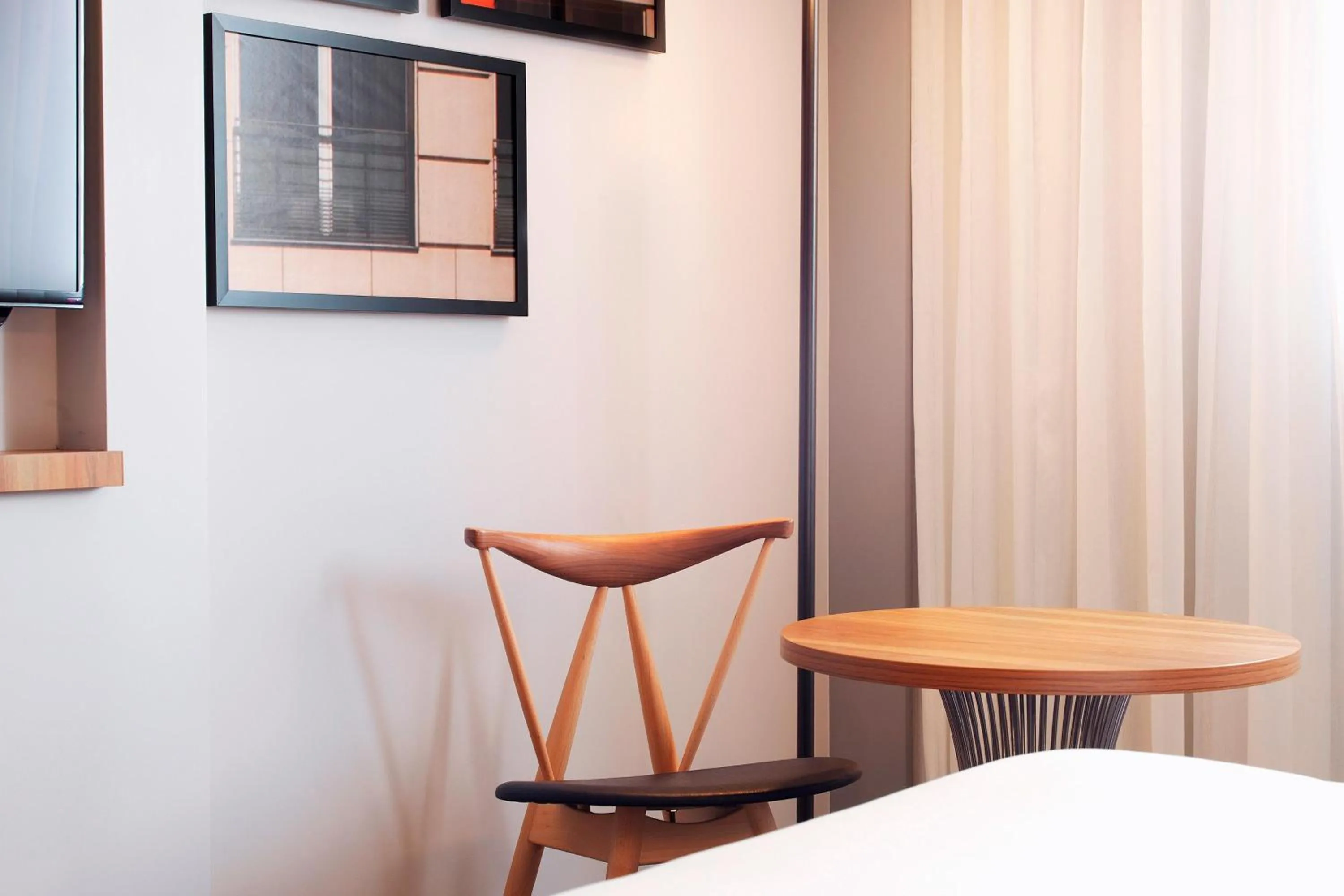 Photo of the whole room in Le Méridien Paris Arc De Triomphe