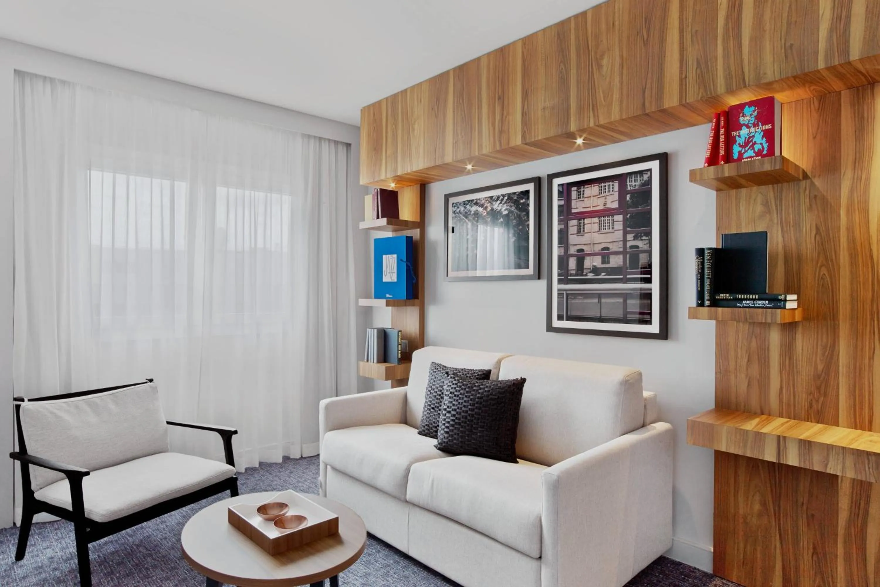 Living room in Le Méridien Paris Arc De Triomphe