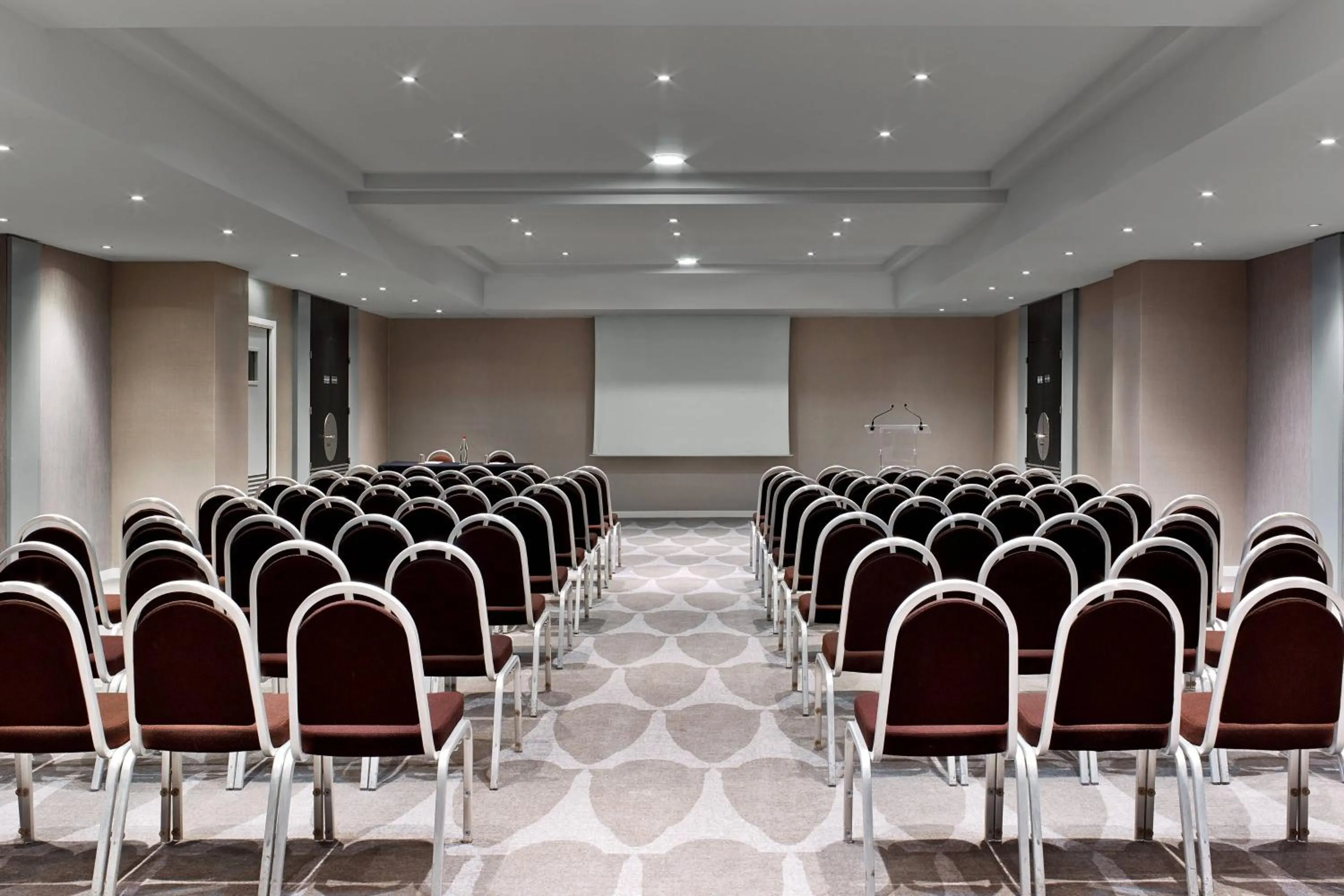 Entertainment in Le Méridien Paris Arc De Triomphe