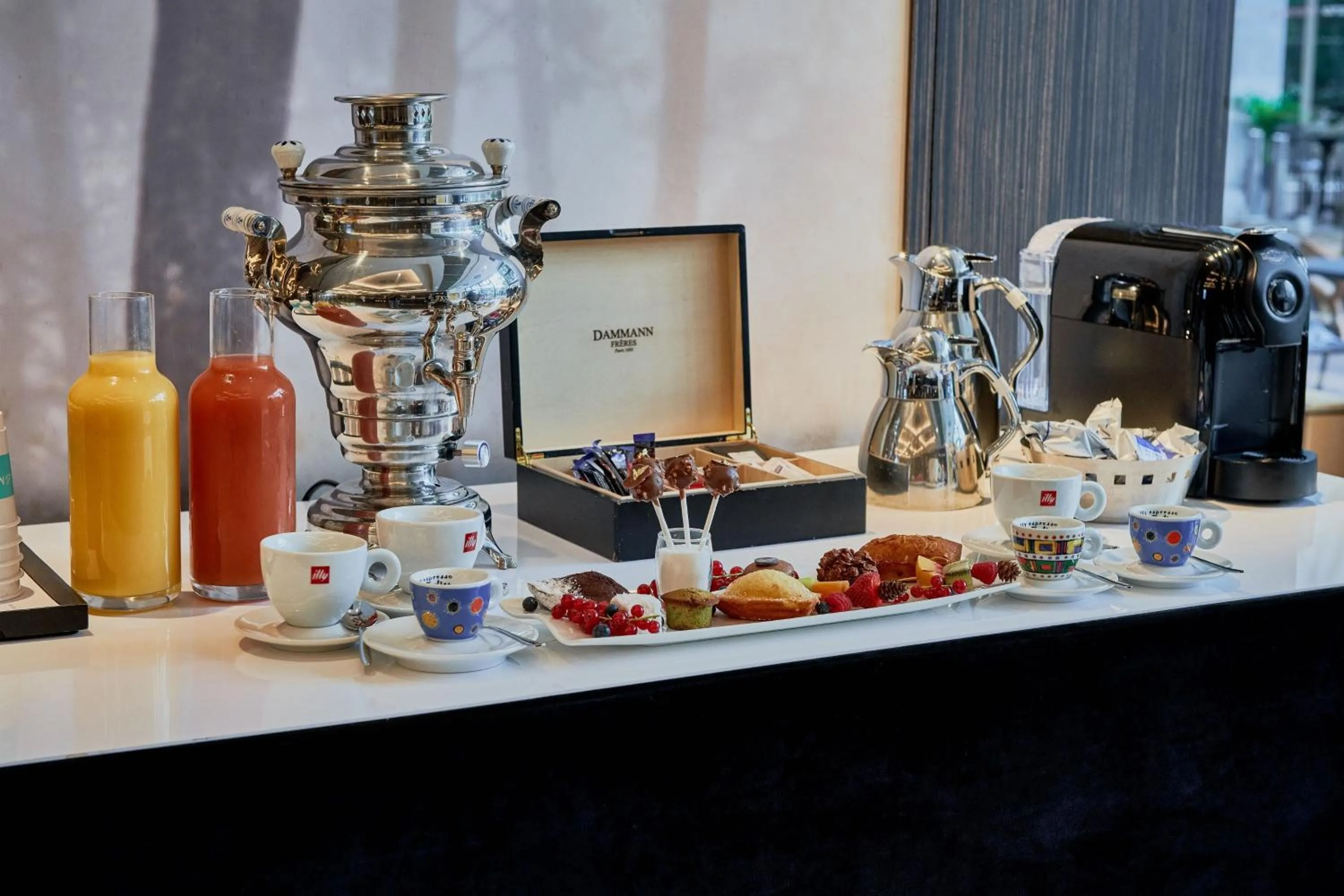 Restaurant/places to eat in Le Méridien Paris Arc De Triomphe