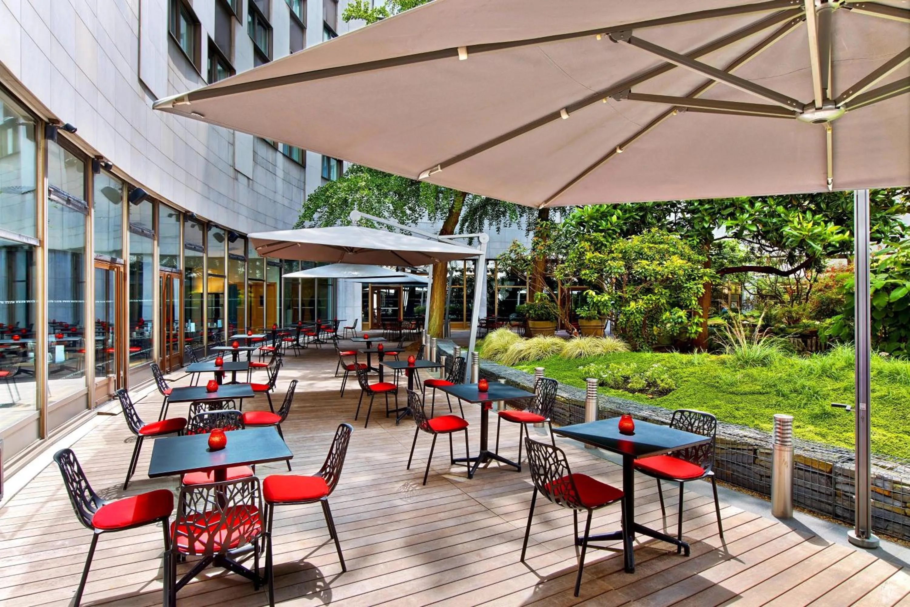 Restaurant/places to eat in Le Méridien Paris Arc De Triomphe