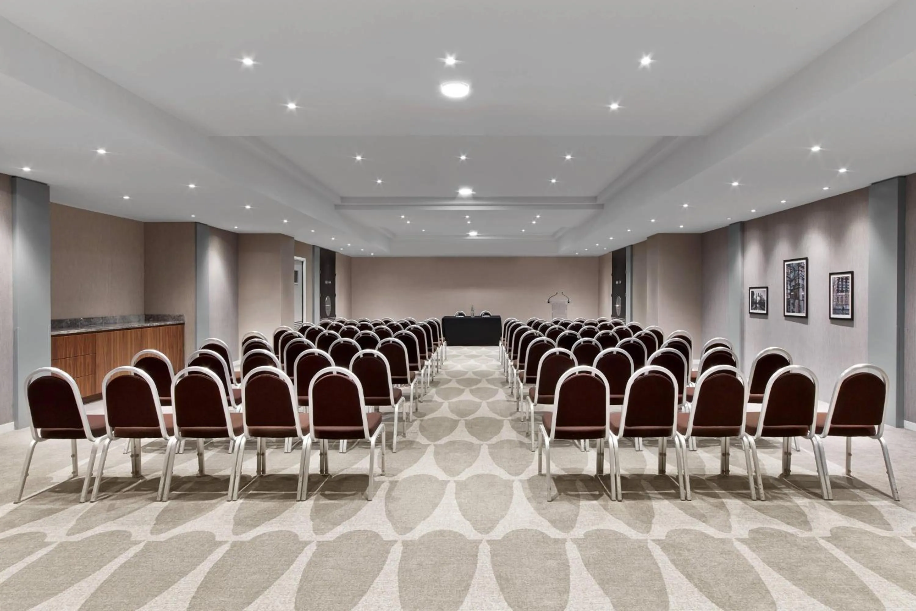 Entertainment in Le Méridien Paris Arc De Triomphe