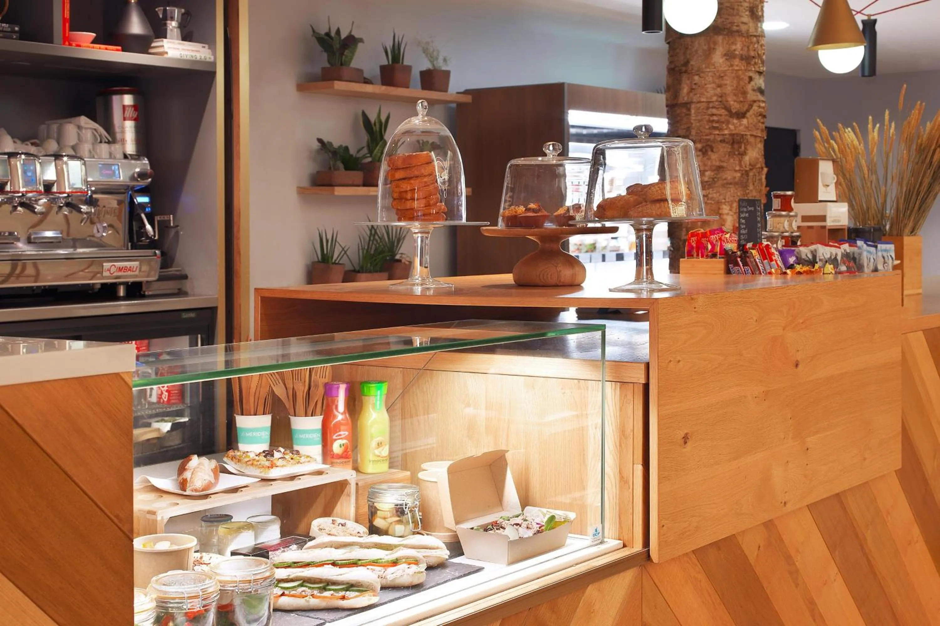 Lounge or bar in Le Méridien Paris Arc De Triomphe