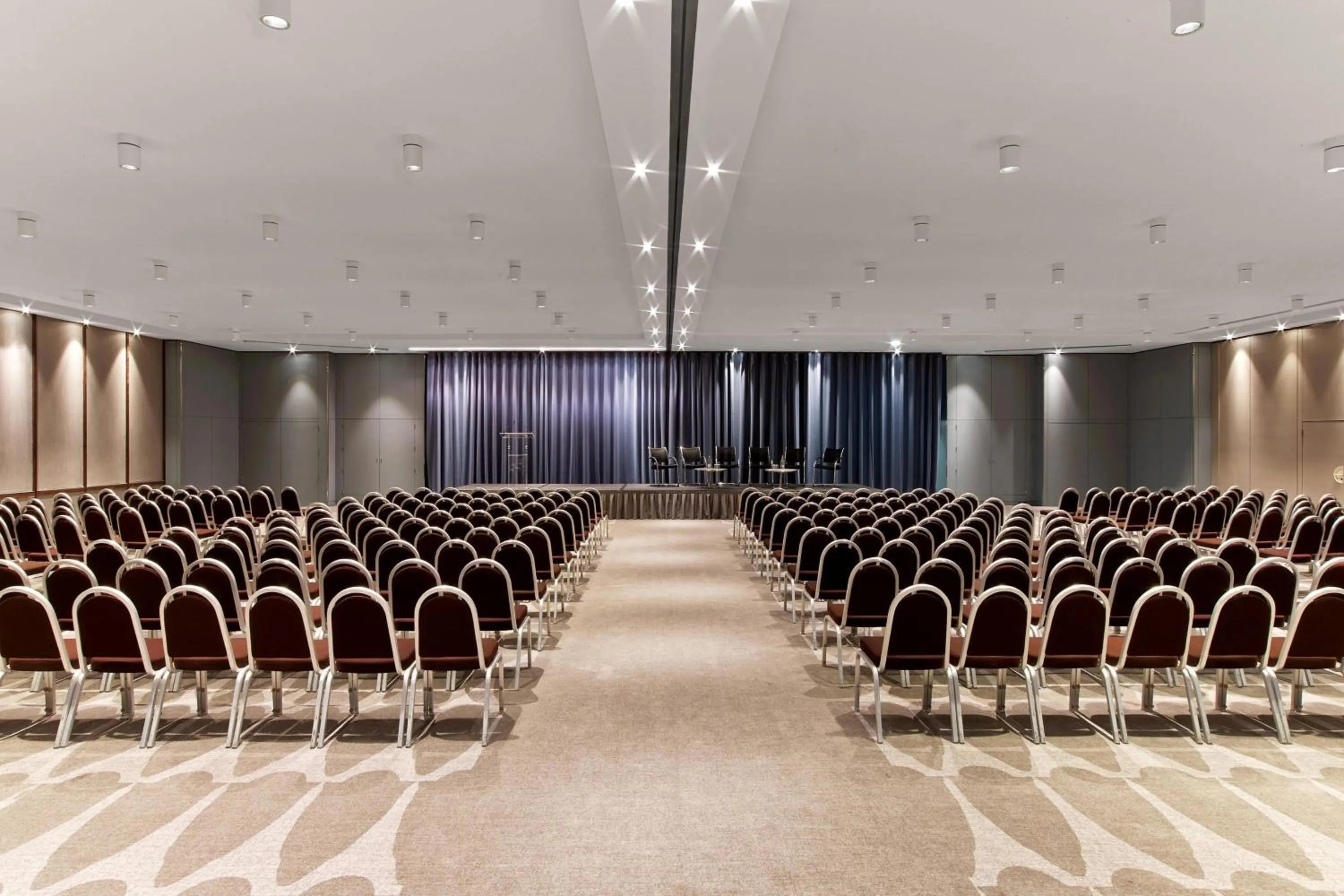 Entertainment in Le Méridien Paris Arc De Triomphe