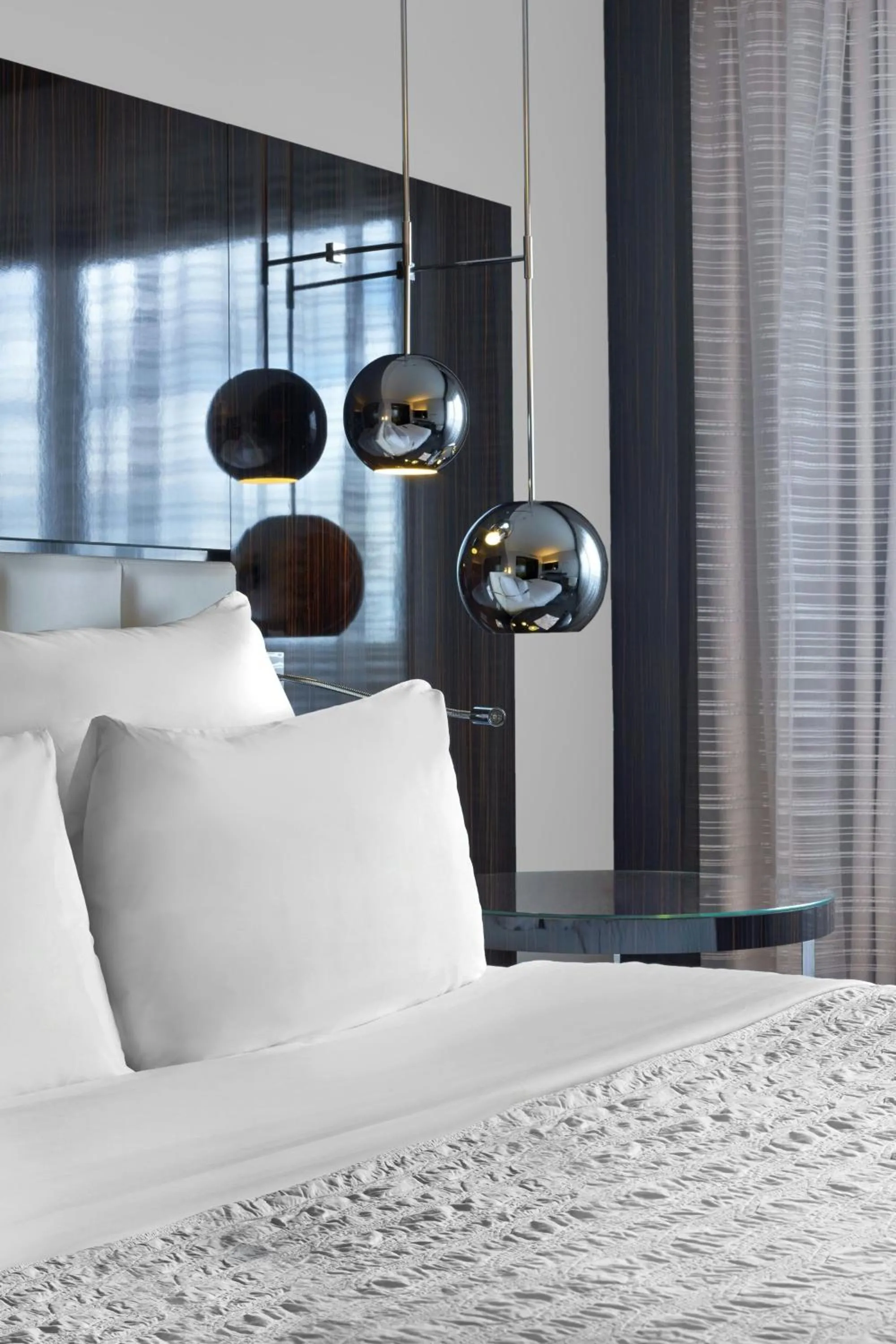 Photo of the whole room, Bed in Le Méridien Paris Arc De Triomphe