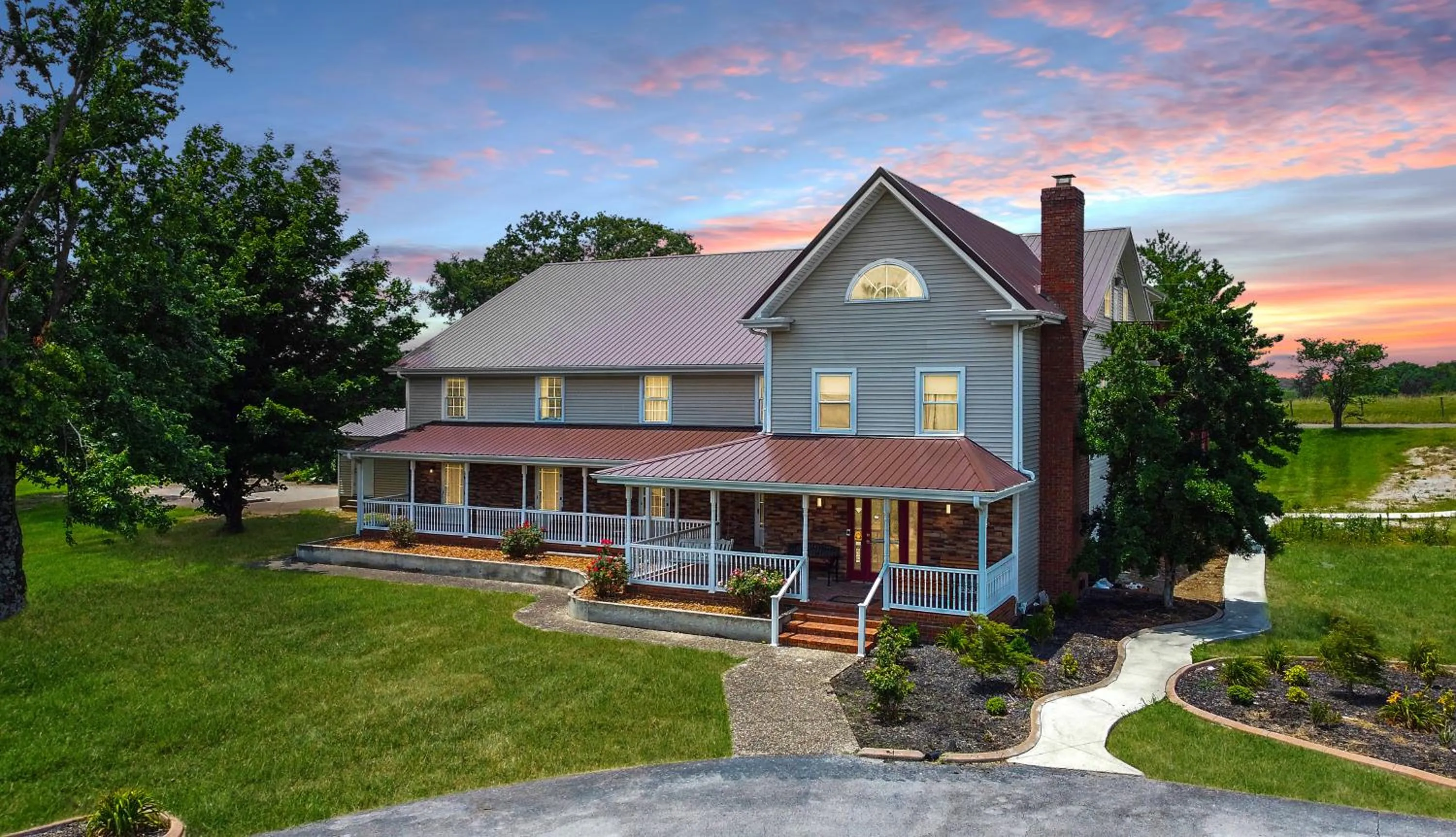 Property building in Four Seasons Country Inn