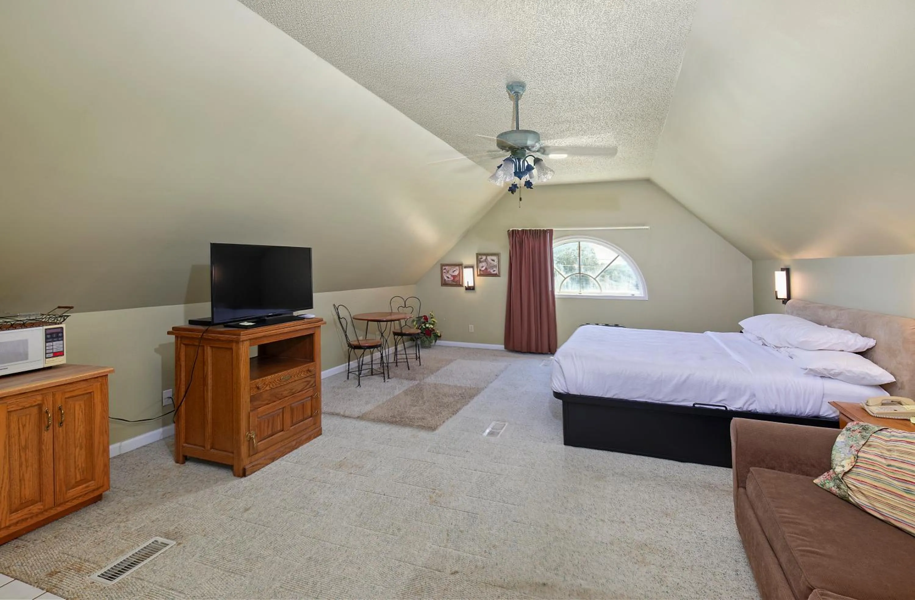 Photo of the whole room, Bed in Four Seasons Country Inn