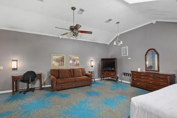 Seating area, Bed in Four Seasons Country Inn