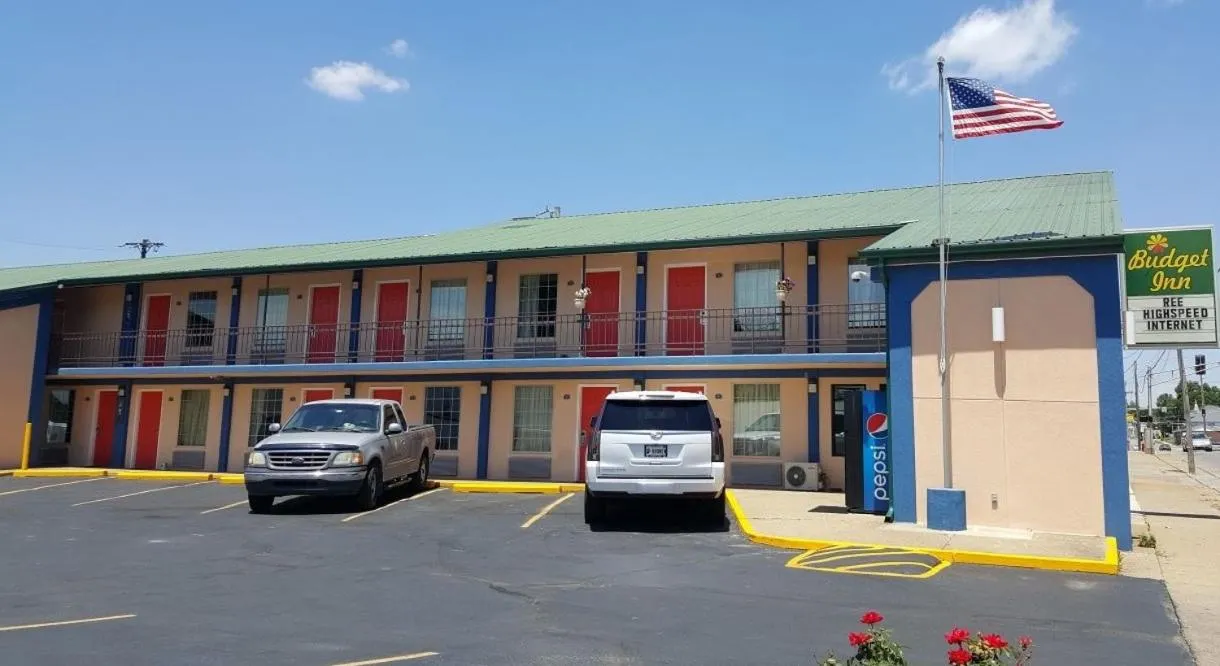 Property building in Budget Inn - Washington