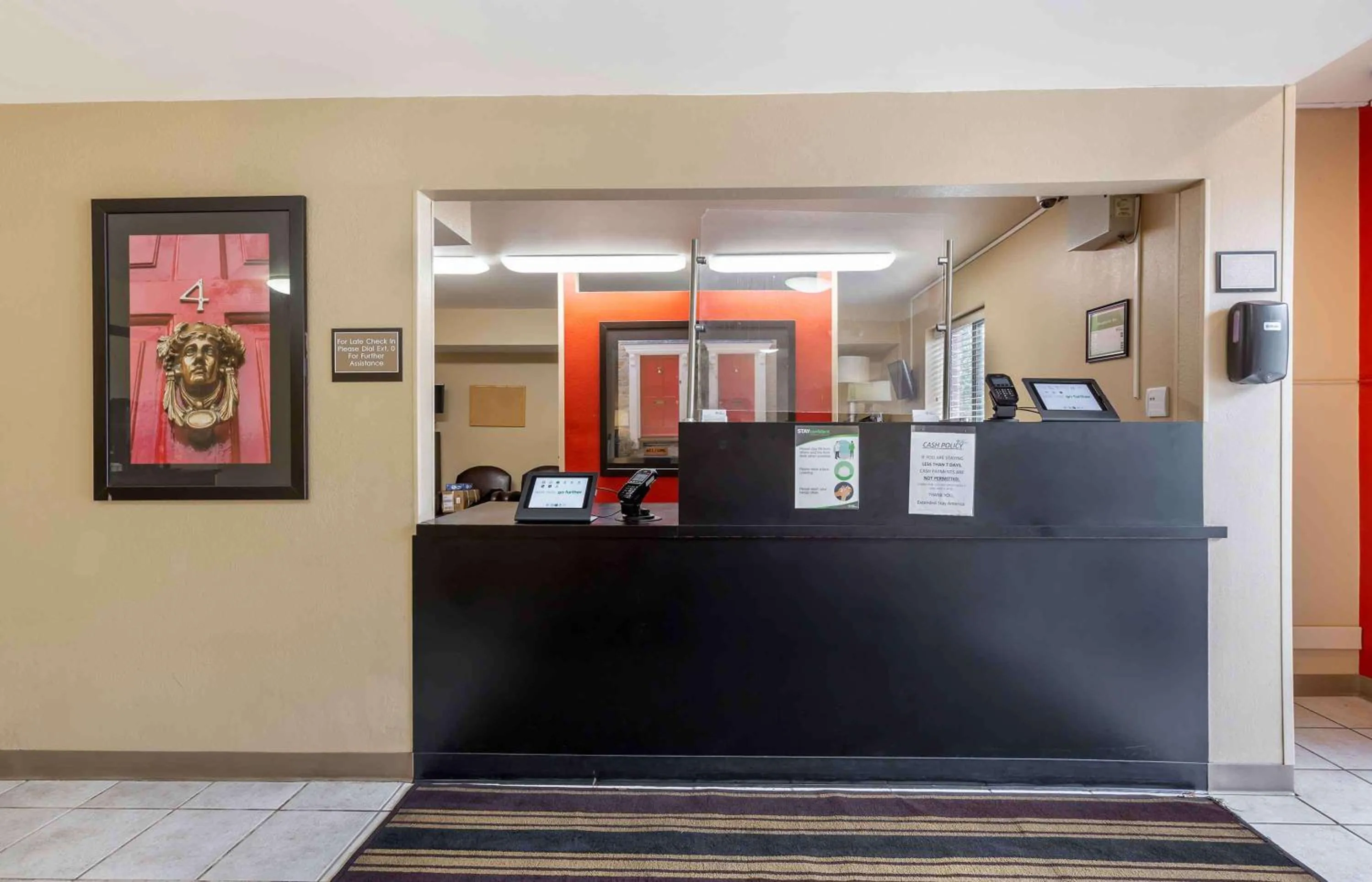 Lobby or reception in Suburban Studios Copley Akron West