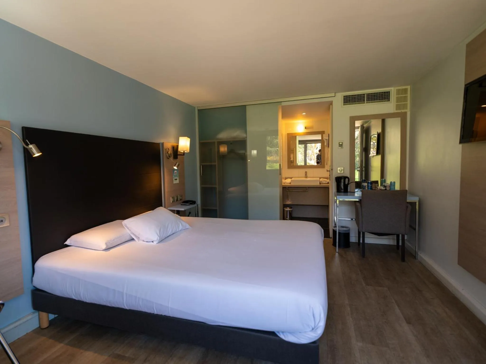 Property building, Bed in Kyriad Lyon Sud Sainte Foy