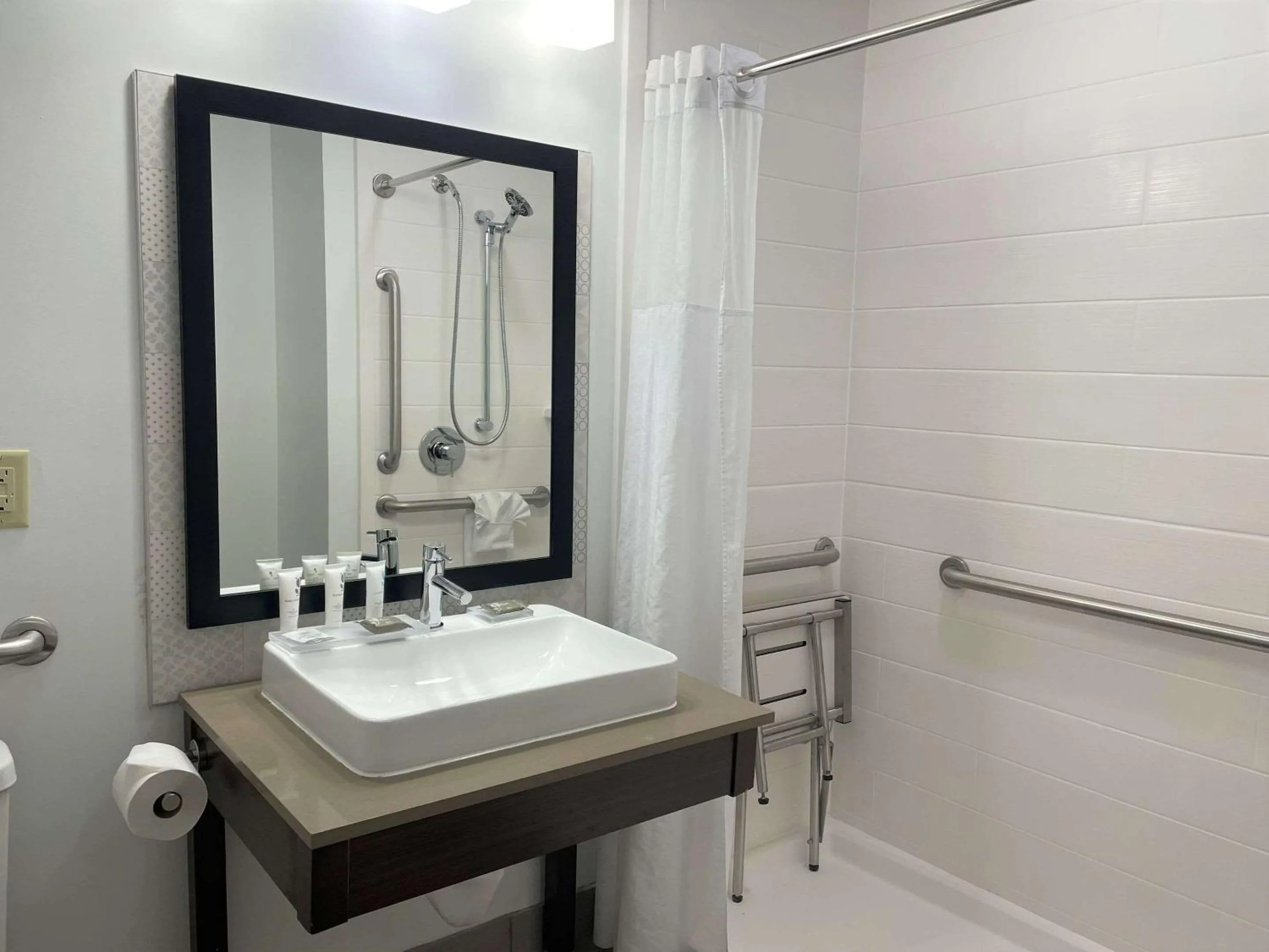 Bedroom in Country Inn & Suites by Radisson, Stone Mountain, GA