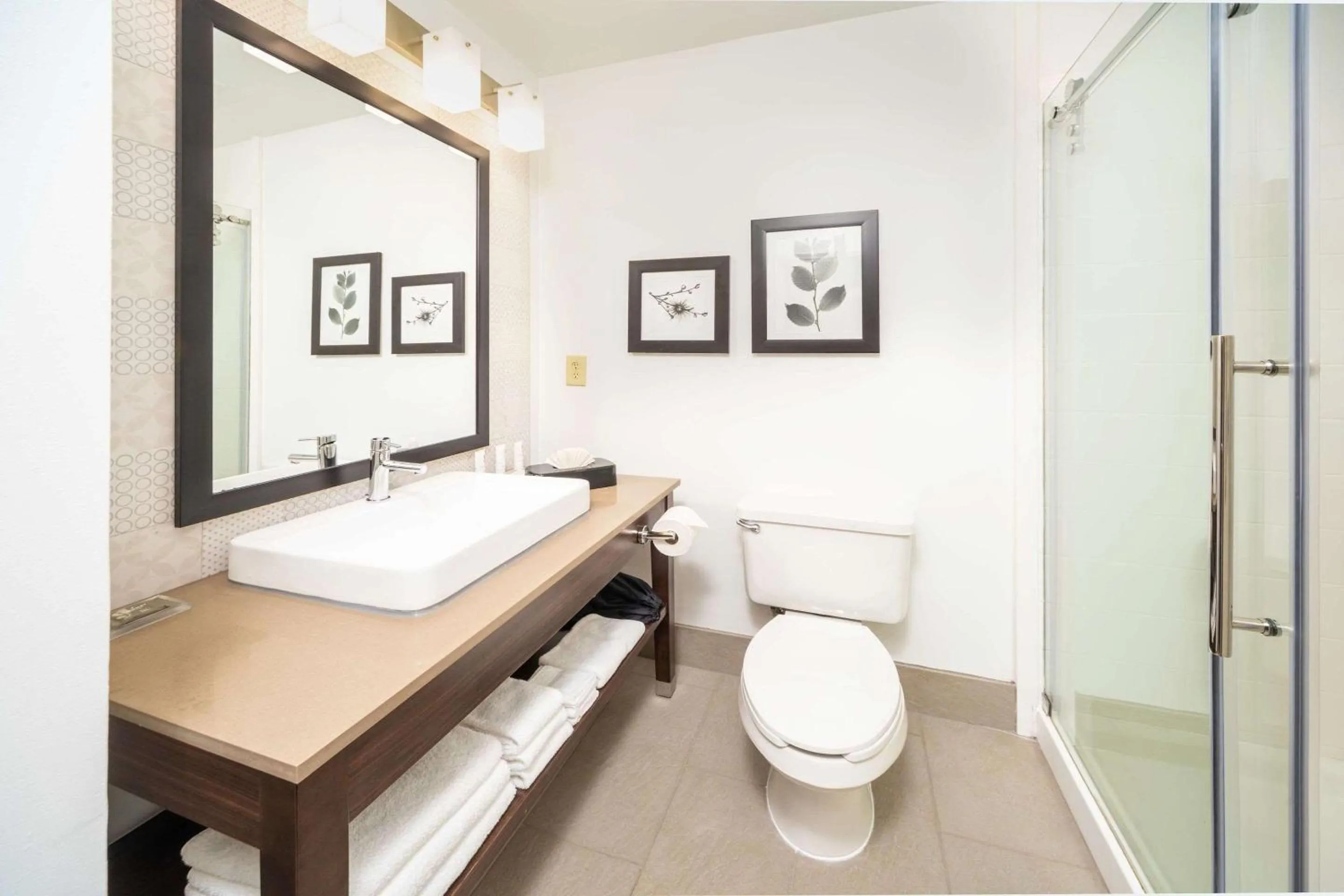 Bedroom in Country Inn & Suites by Radisson, Stone Mountain, GA