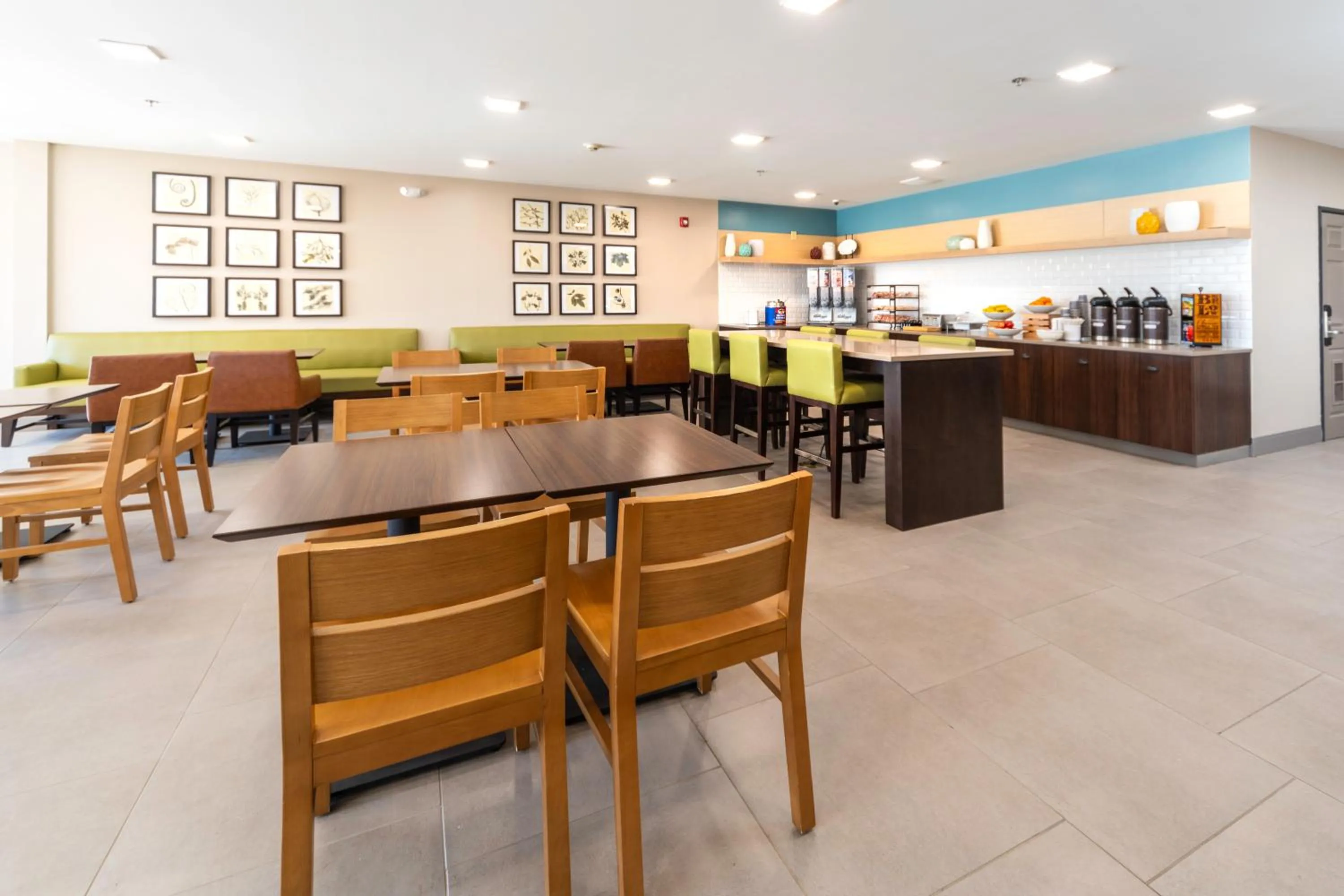 Breakfast in Country Inn & Suites by Radisson, Stone Mountain, GA