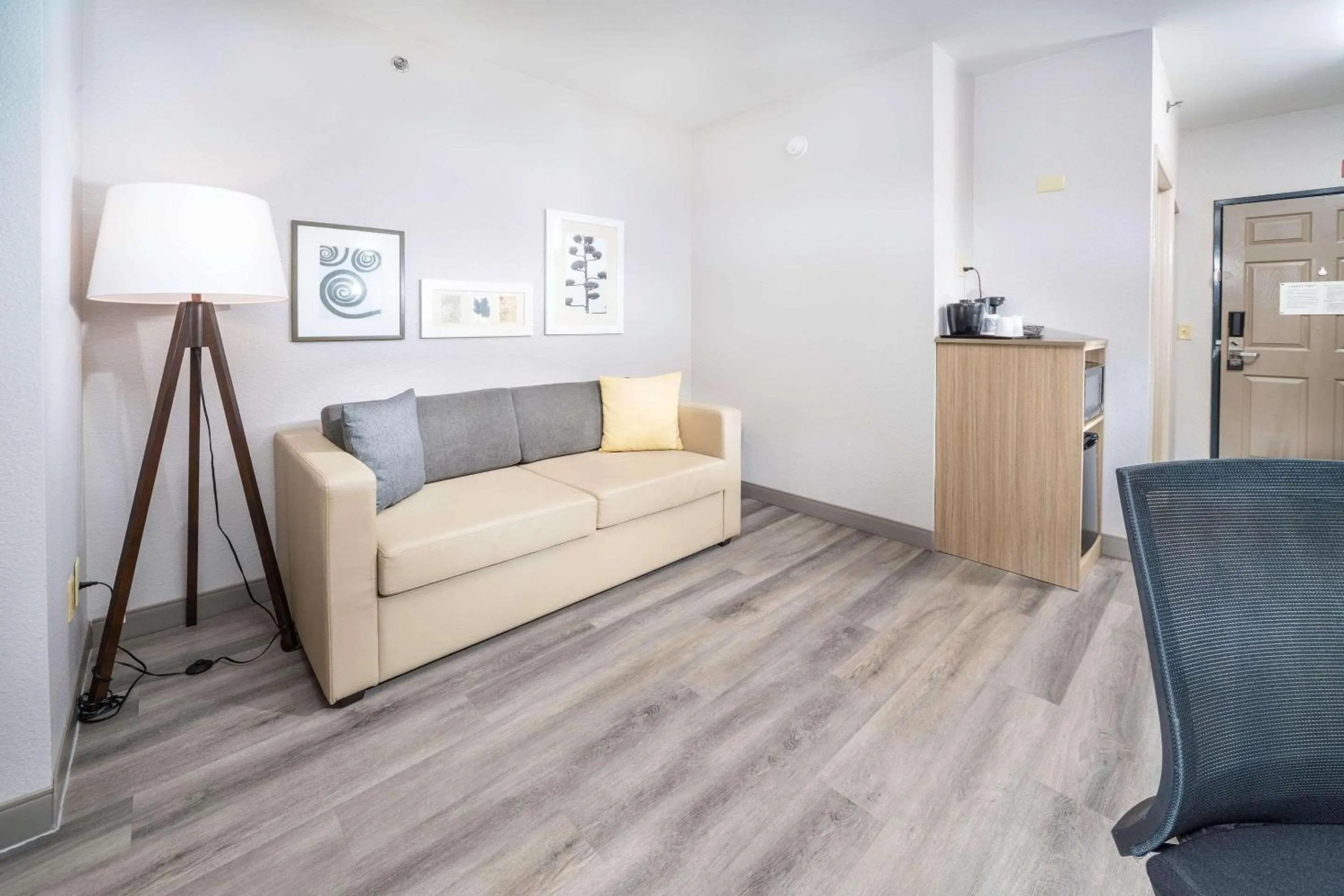 Bedroom in Country Inn & Suites by Radisson, Stone Mountain, GA