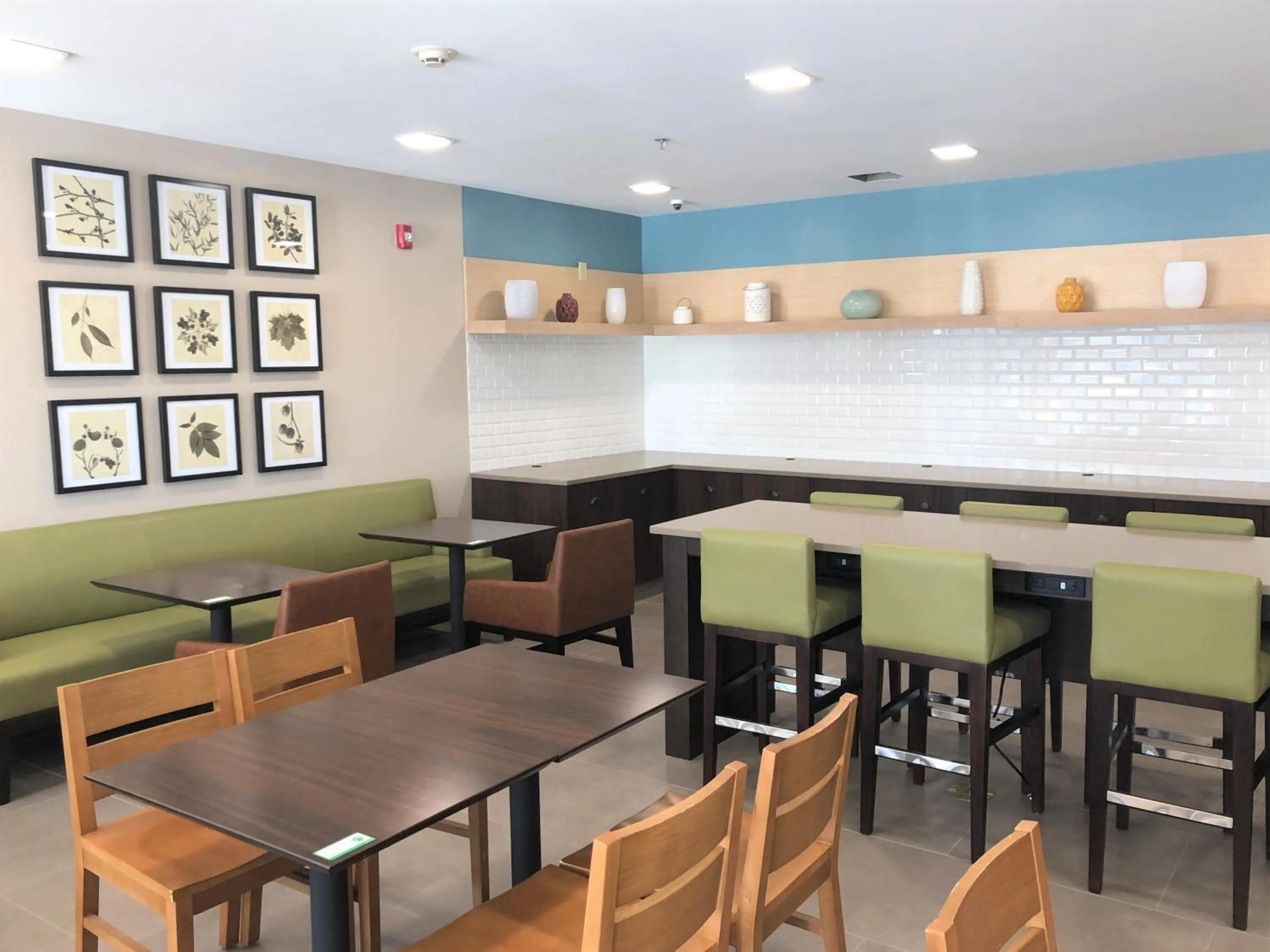 Restaurant/places to eat in Country Inn & Suites by Radisson, Stone Mountain, GA