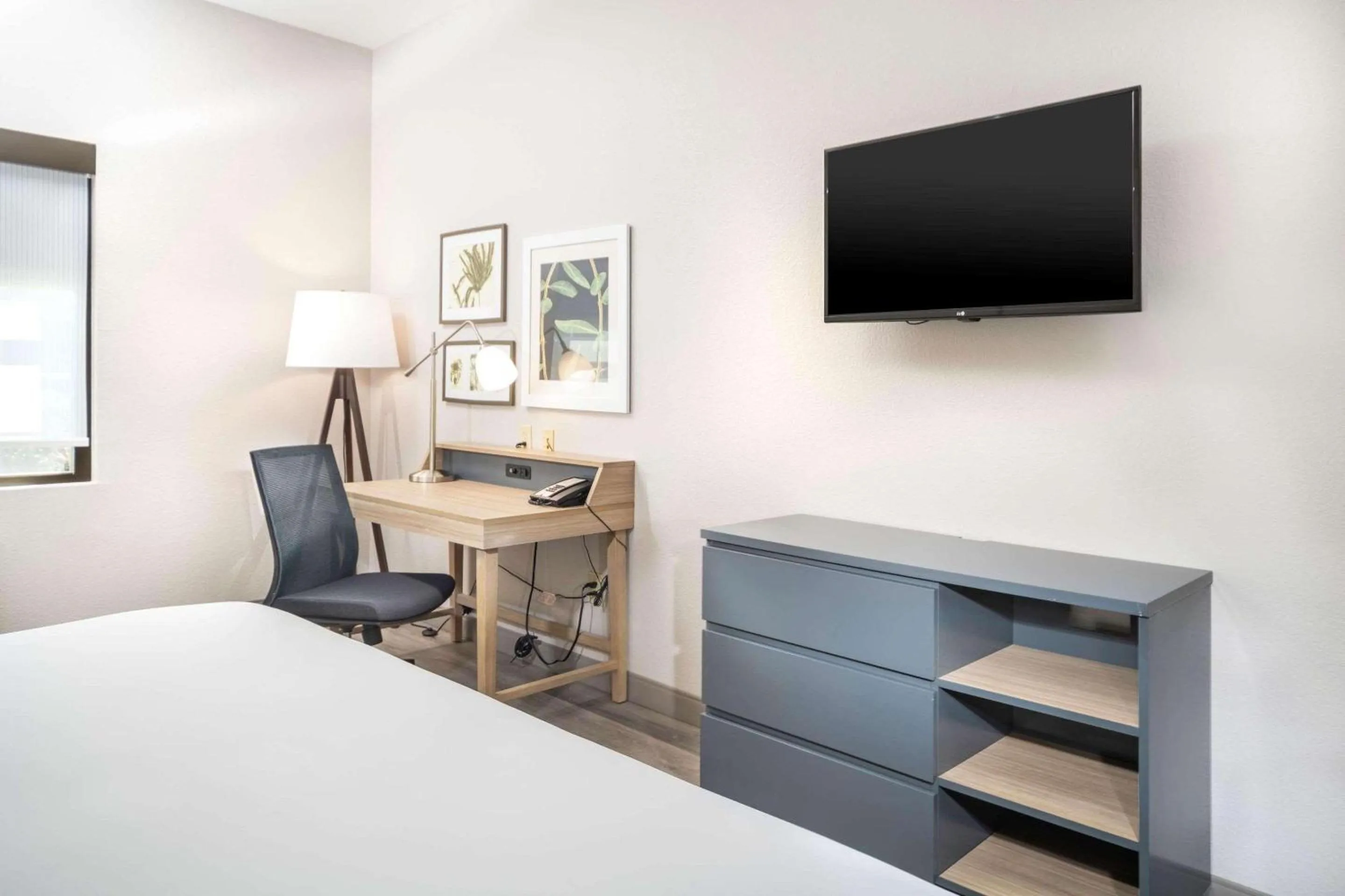 Bedroom, Bed in Country Inn & Suites by Radisson, Stone Mountain, GA