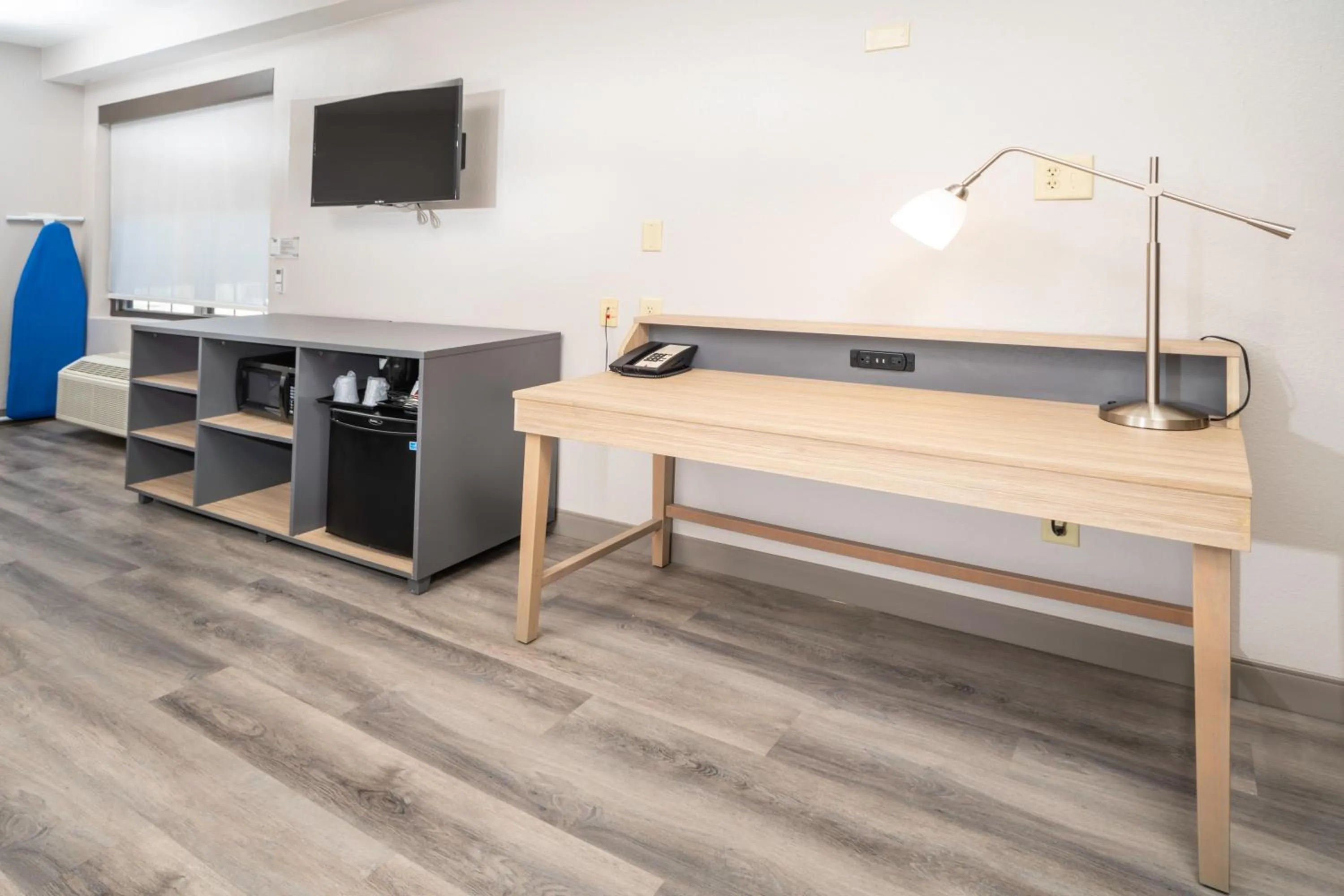 Facility for disabled guests in Country Inn & Suites by Radisson, Stone Mountain, GA