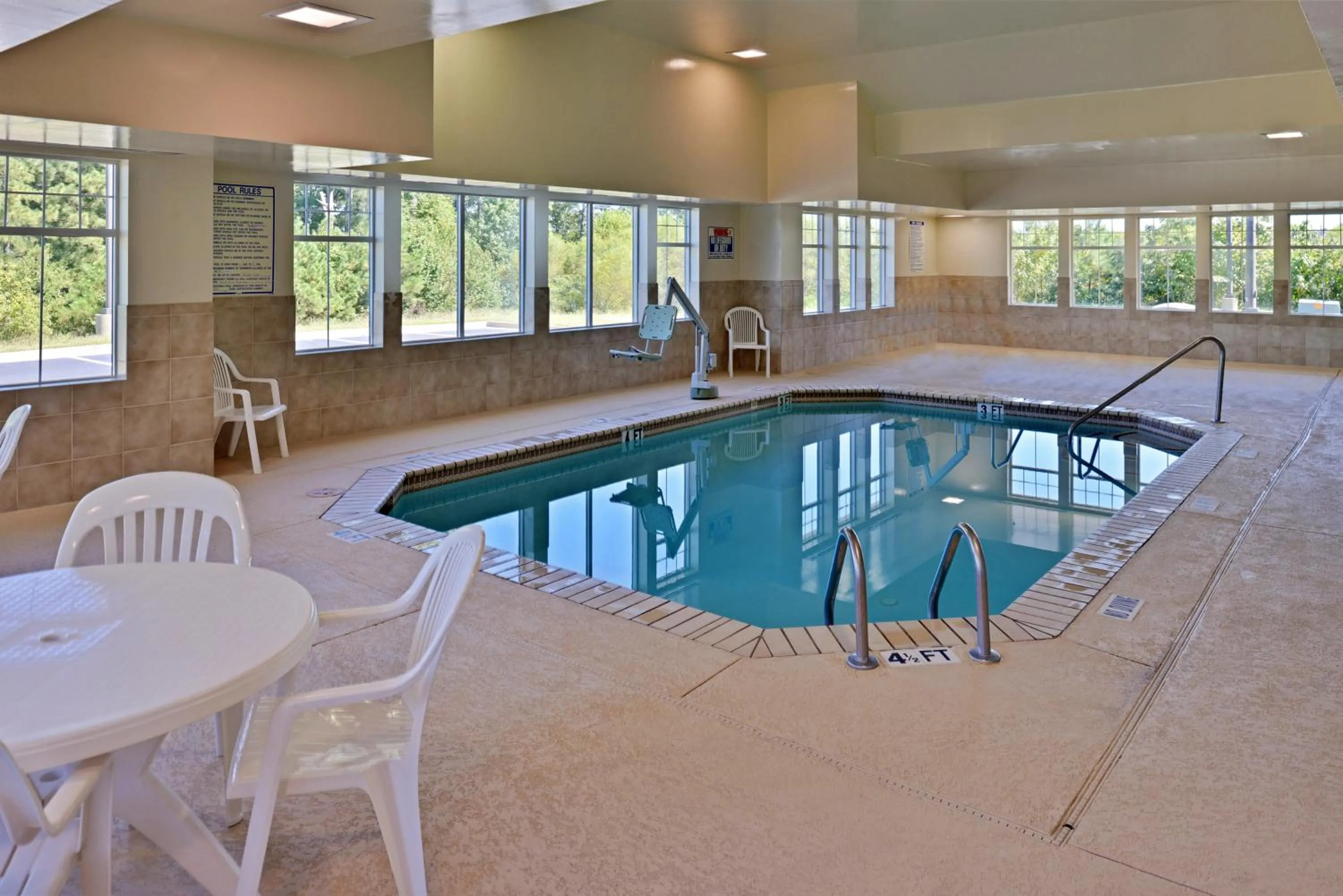 Swimming pool in Country Inn & Suites by Radisson, Stone Mountain, GA