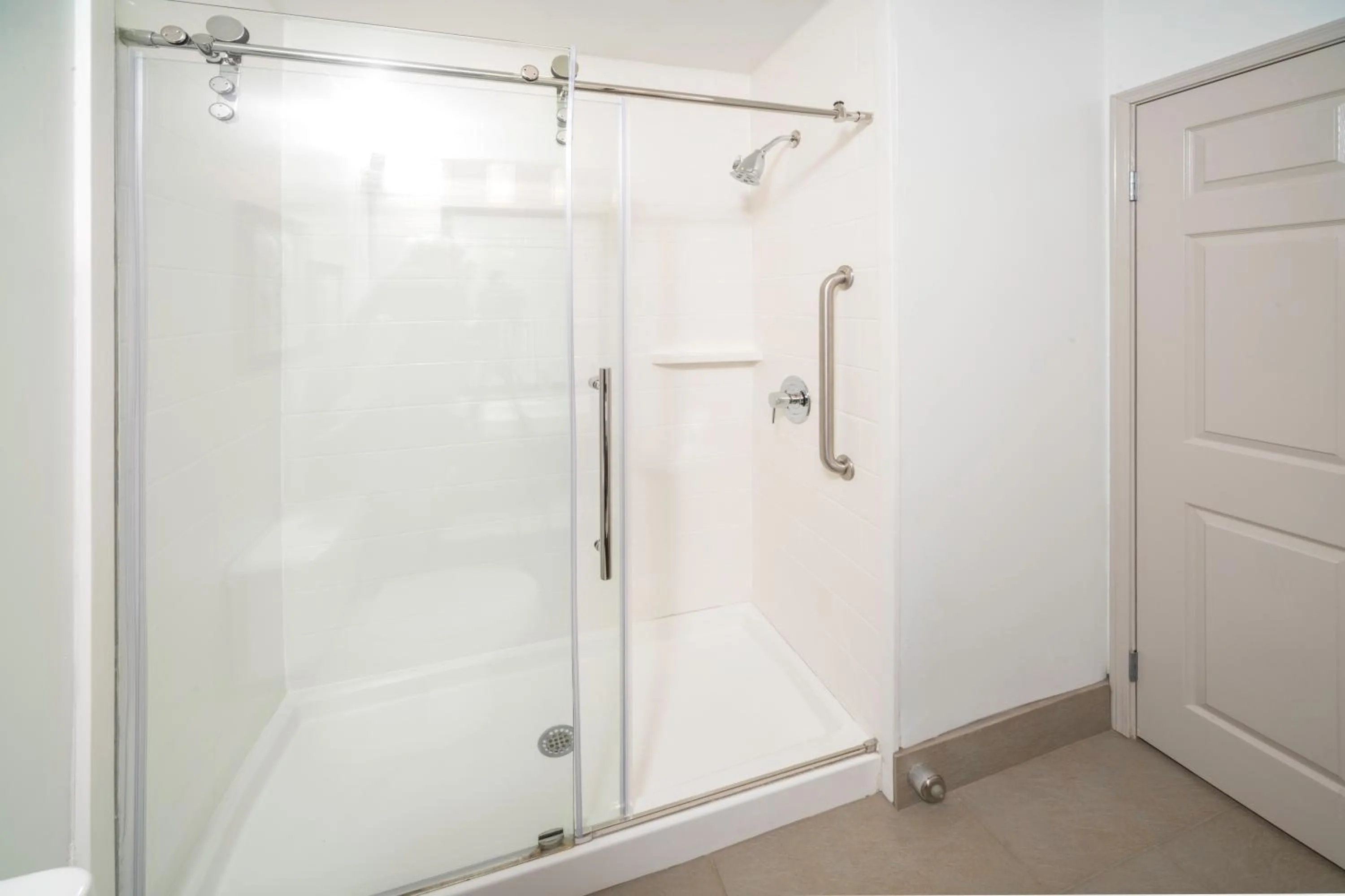 Bathroom in Country Inn & Suites by Radisson, Stone Mountain, GA