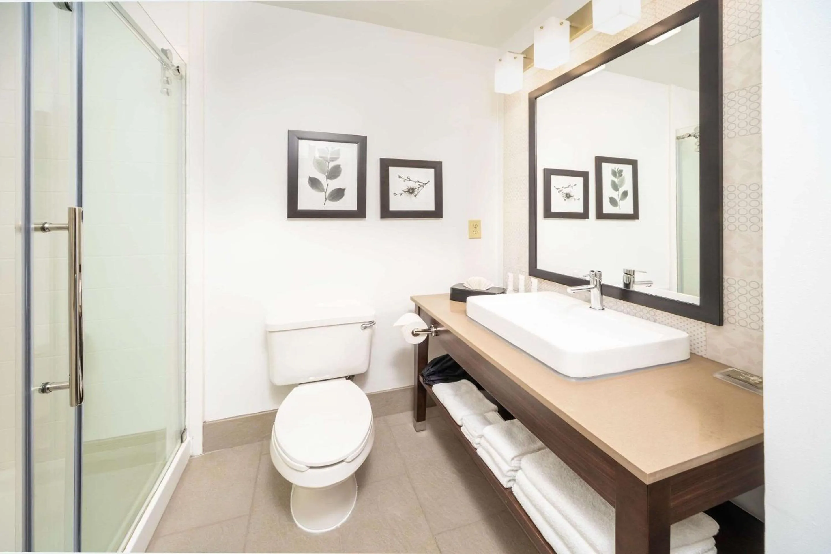 Bedroom in Country Inn & Suites by Radisson, Stone Mountain, GA