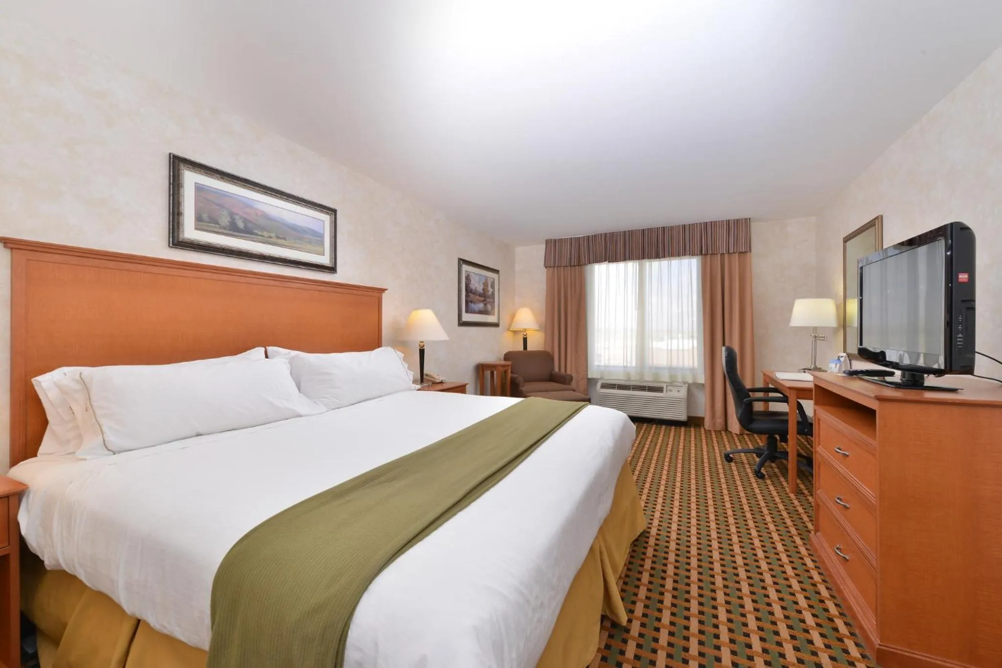 Photo of the whole room, Bed in Holiday Inn Express Rawlins by IHG