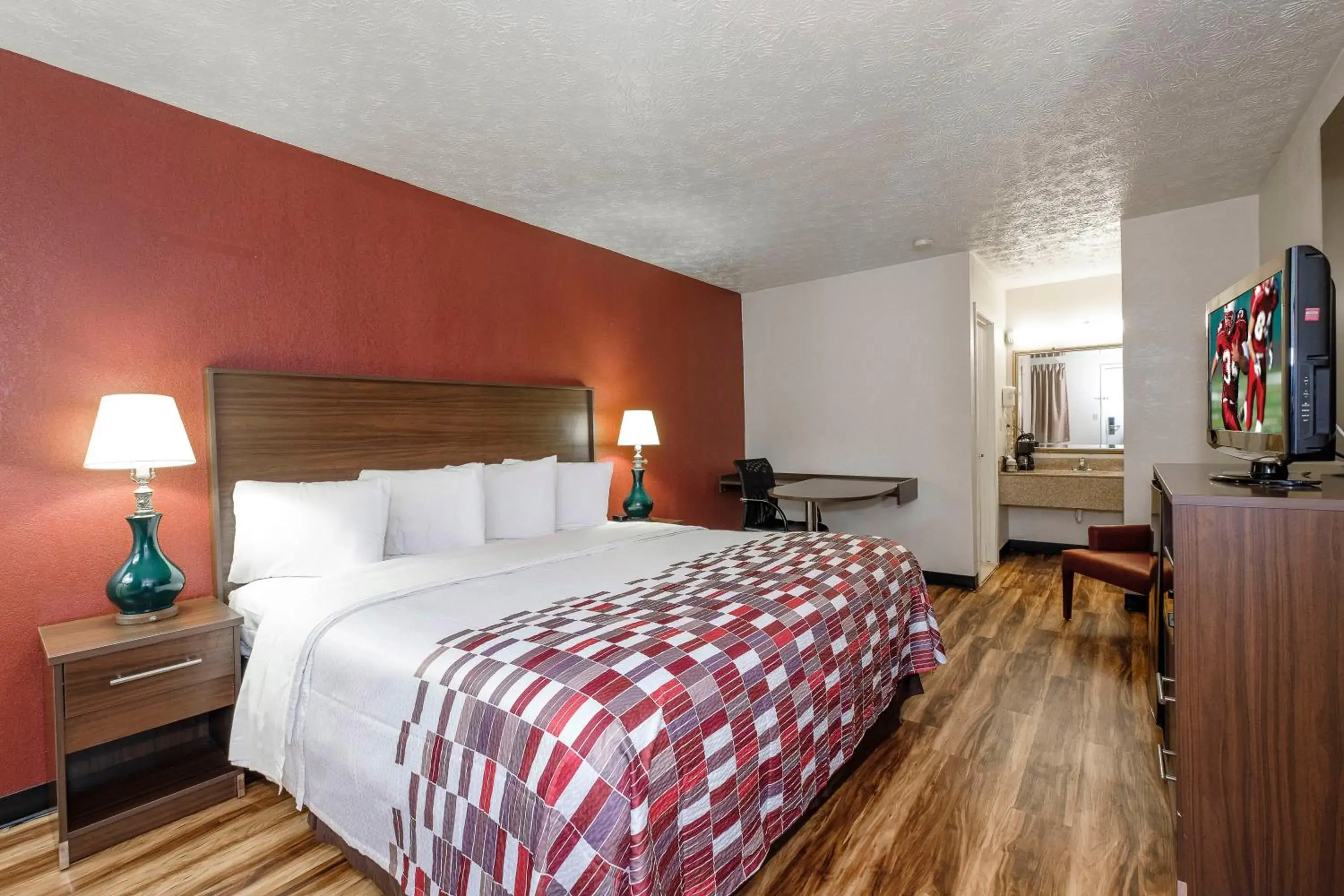 Superior King Room Non-Smoking in Red Roof Inn Edgewood Superior King Room Non-Smoking in Red Roof Inn Edgewood