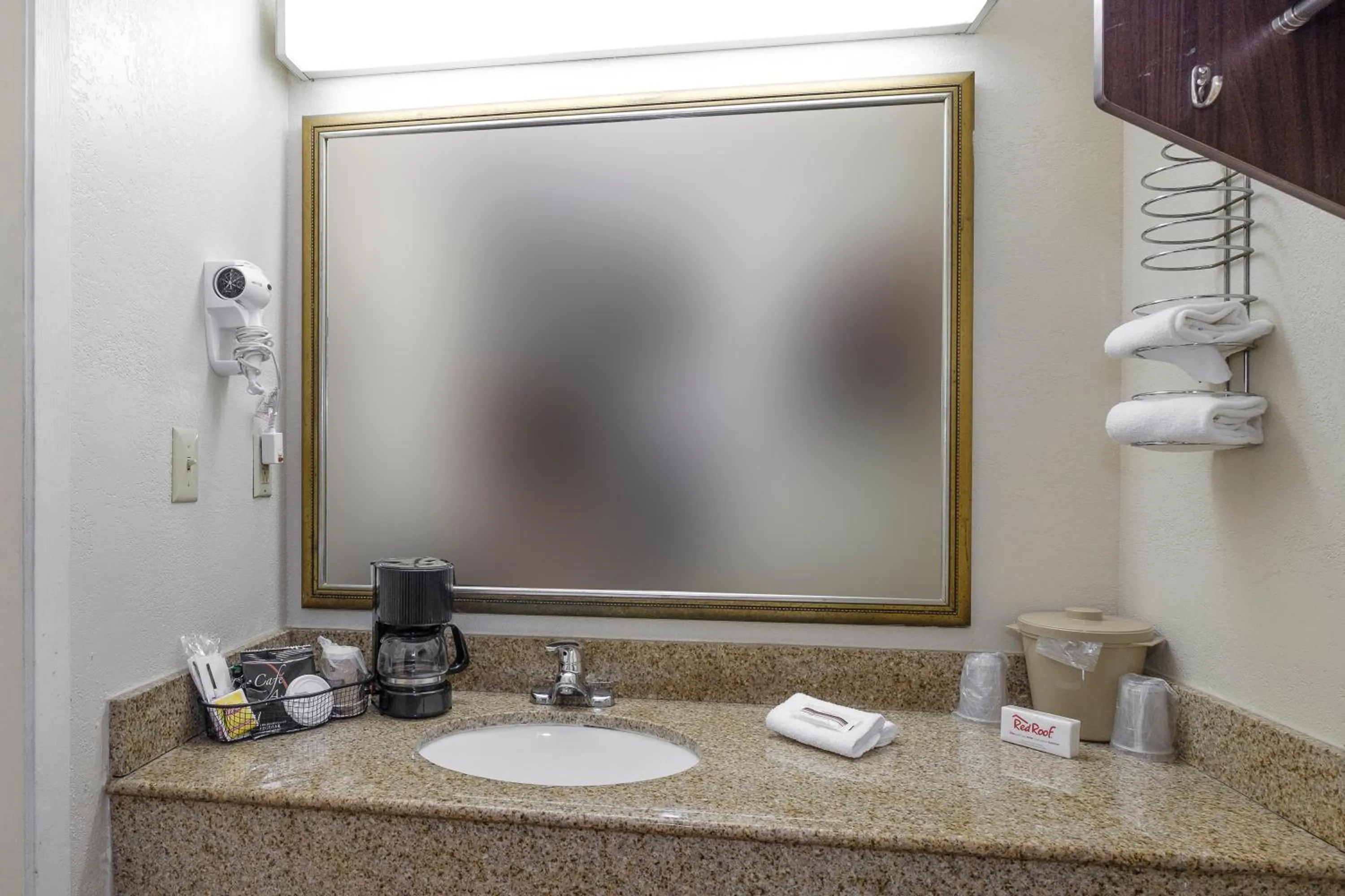 Photo of the whole room in Red Roof Inn Edgewood