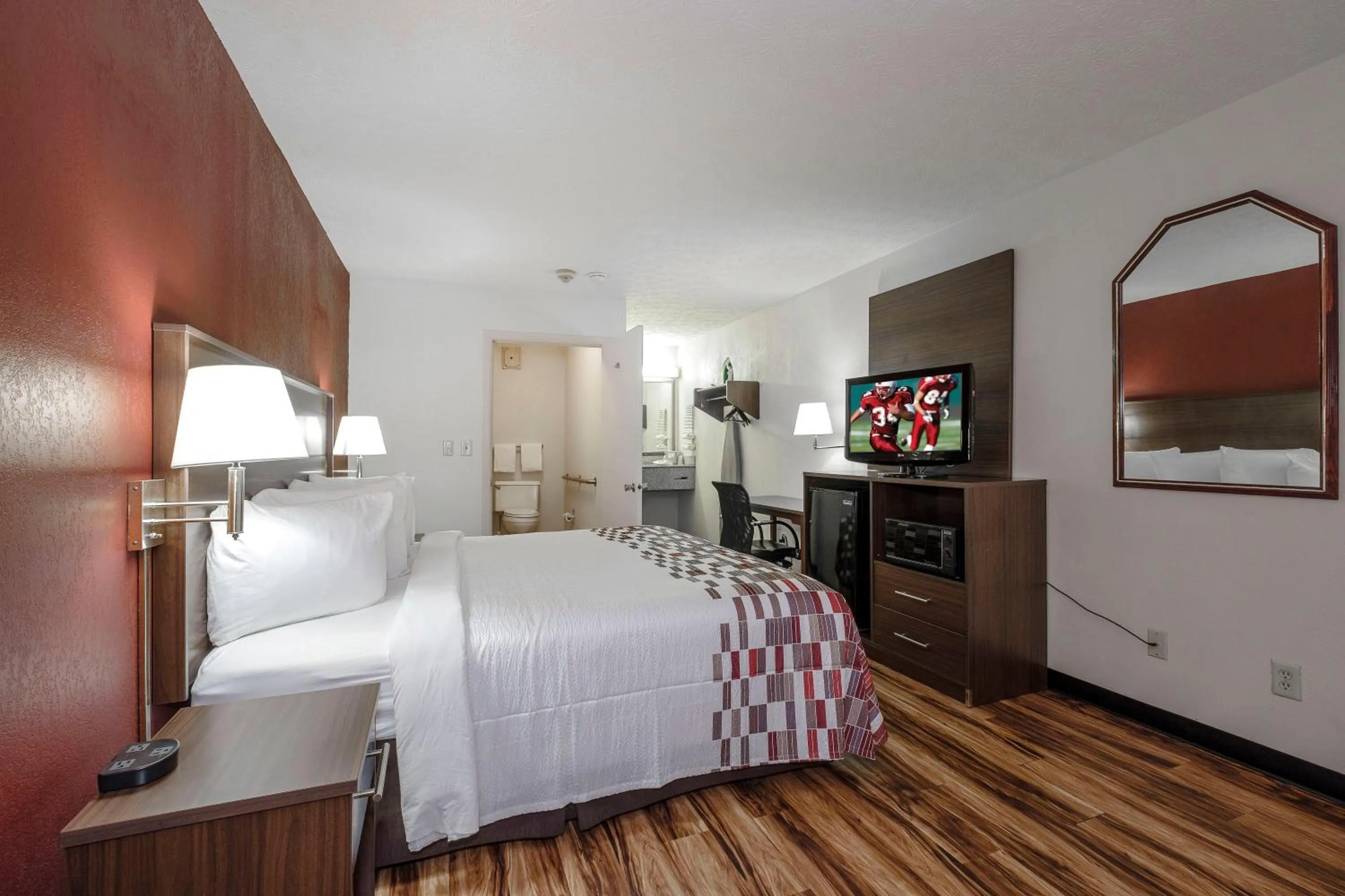 Photo of the whole room, Bed in Red Roof Inn Edgewood