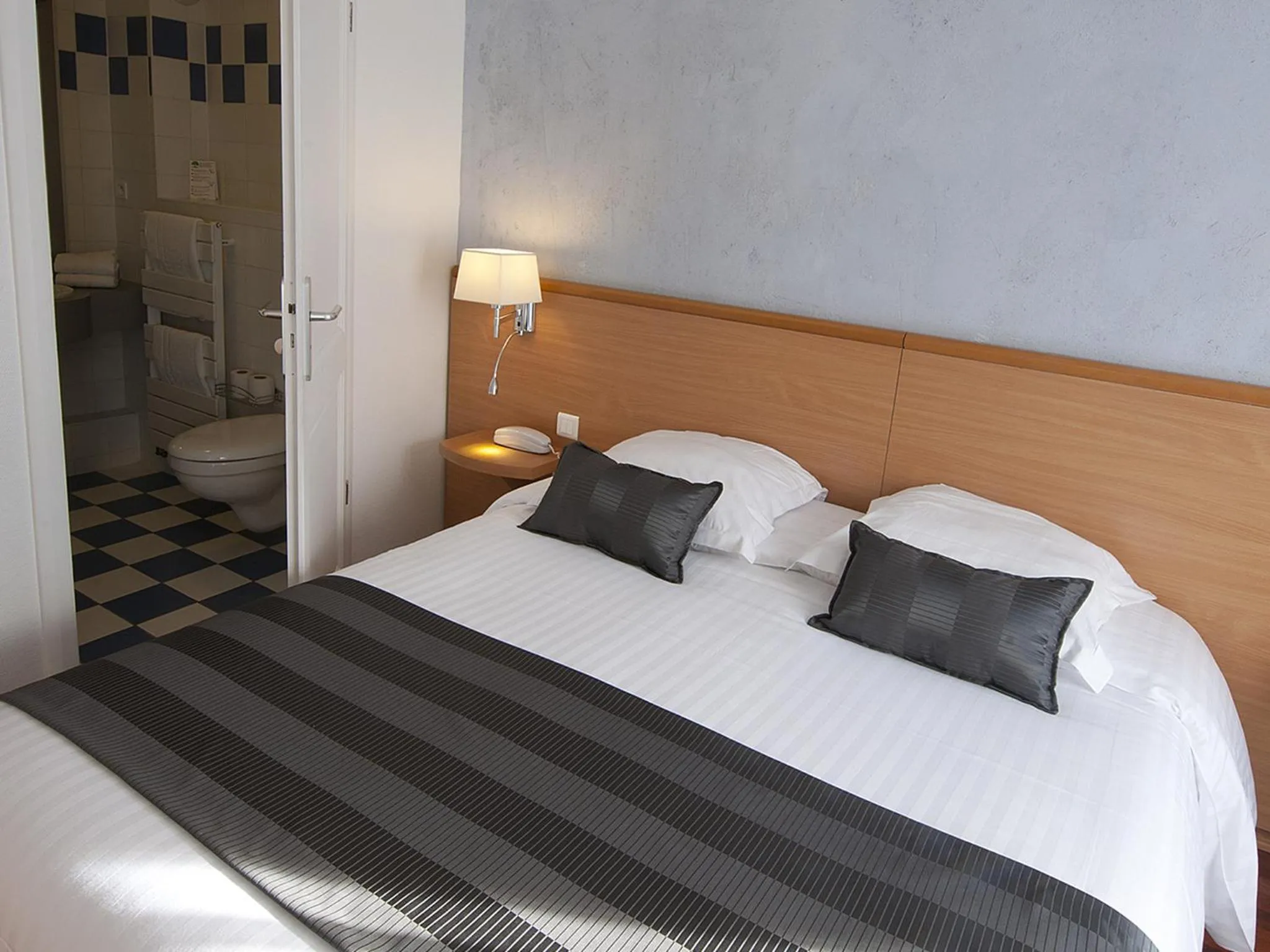 Bedroom, Bed in Hôtel le Grillon