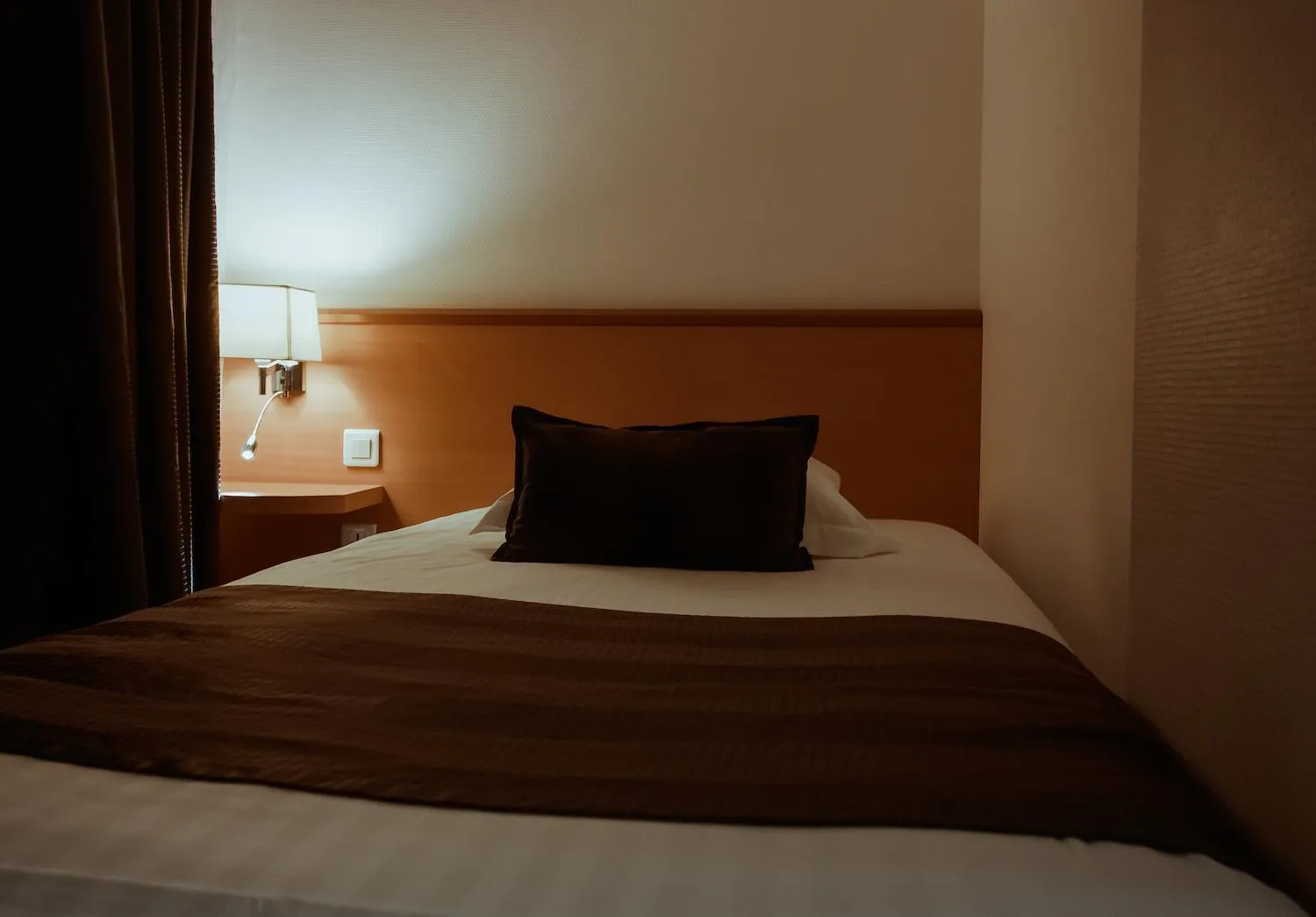 Bed in Hôtel le Grillon