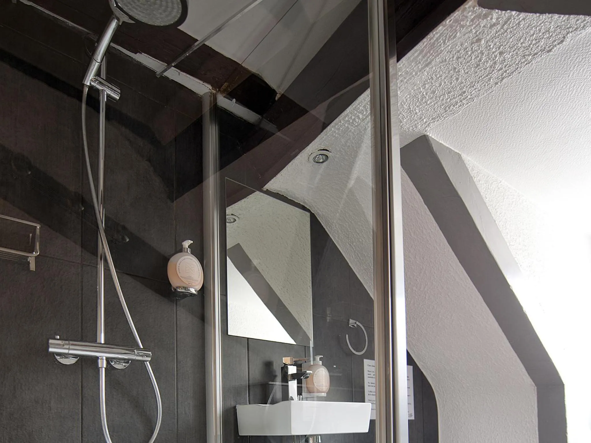 Bathroom in Hôtel le Grillon