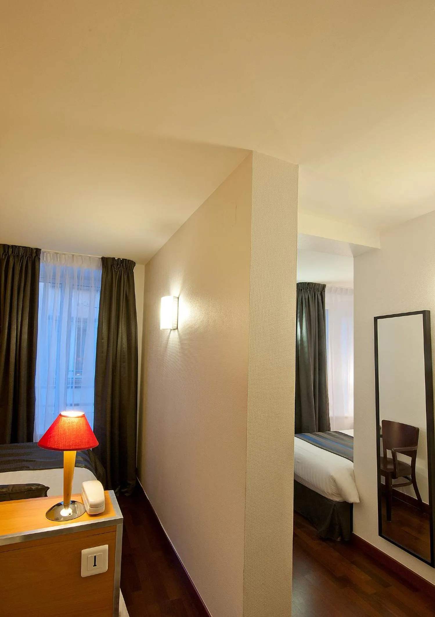 Bedroom, Bed in Hôtel le Grillon