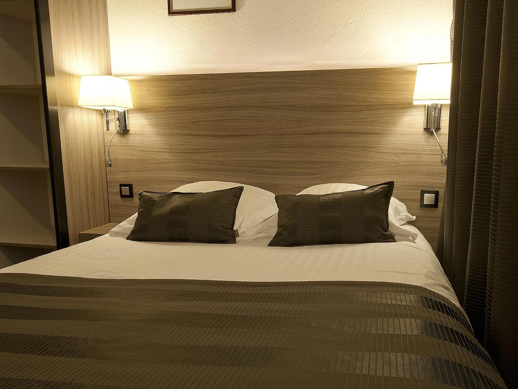 Bed in Hôtel le Grillon